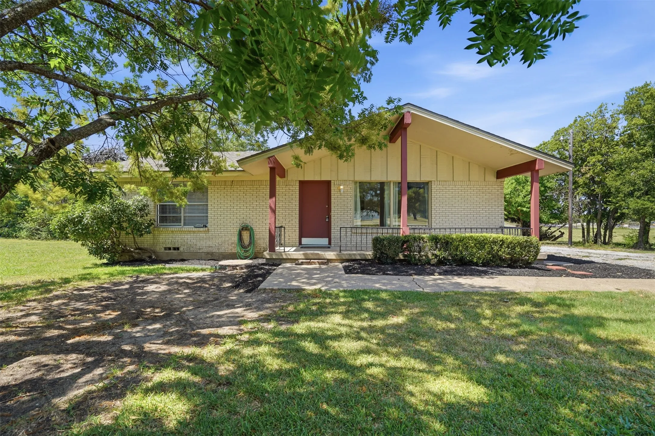 Single Family Residence For Sale in Rockwall County , 2471 N Fm 740, Heath, Texas 75032, 2 Bedroom, 1 Bathroom, 1 Garage spaces, 1,176 Sqft, built in 1973, mls#21357841, Real Estate Agent in Heath, Homes For Sale in Rockwall county, Homes For Sale in Heath, Realtor in Heath Texas, Real Estate Brokerage Independent Realty Texas, Luminita Cordes Realtor
