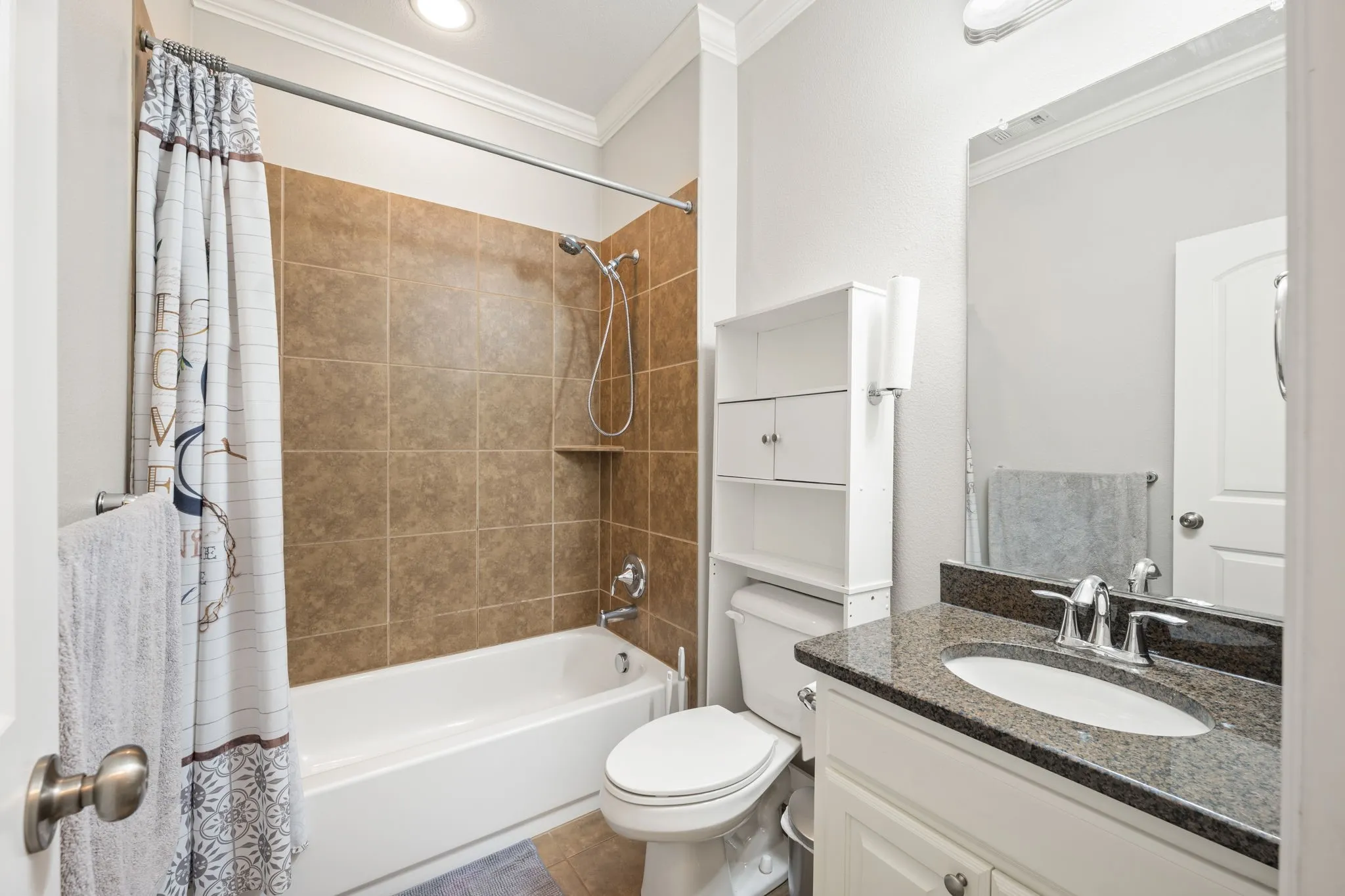 Single Family Residence For Sale in Denton County , 2528 Louis Lane, Lewisville, Texas 75056, 5 Bedroom, 4 Bathroom, 3 Garage spaces, 3,398 Sqft, built in 2011, mls#21358514, Real Estate Agent in Lewisville, Homes For Sale in Denton county, Homes For Sale in Lewisville, Realtor in Lewisville Texas, Real Estate Brokerage Independent Realty Texas, Luminita Cordes Realtor