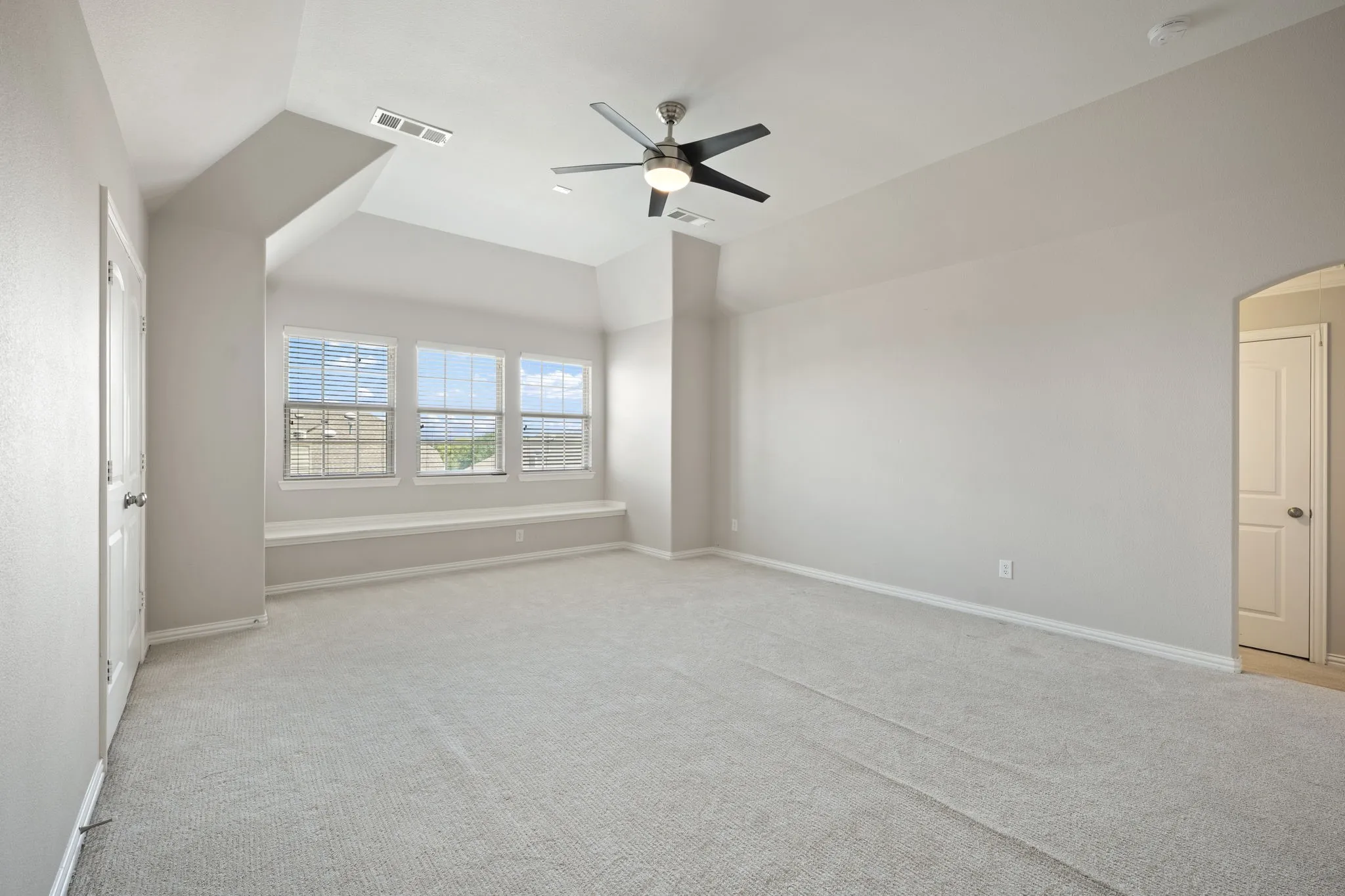 Single Family Residence For Sale in Denton County , 2528 Louis Lane, Lewisville, Texas 75056, 5 Bedroom, 4 Bathroom, 3 Garage spaces, 3,398 Sqft, built in 2011, mls#21358514, Real Estate Agent in Lewisville, Homes For Sale in Denton county, Homes For Sale in Lewisville, Realtor in Lewisville Texas, Real Estate Brokerage Independent Realty Texas, Luminita Cordes Realtor