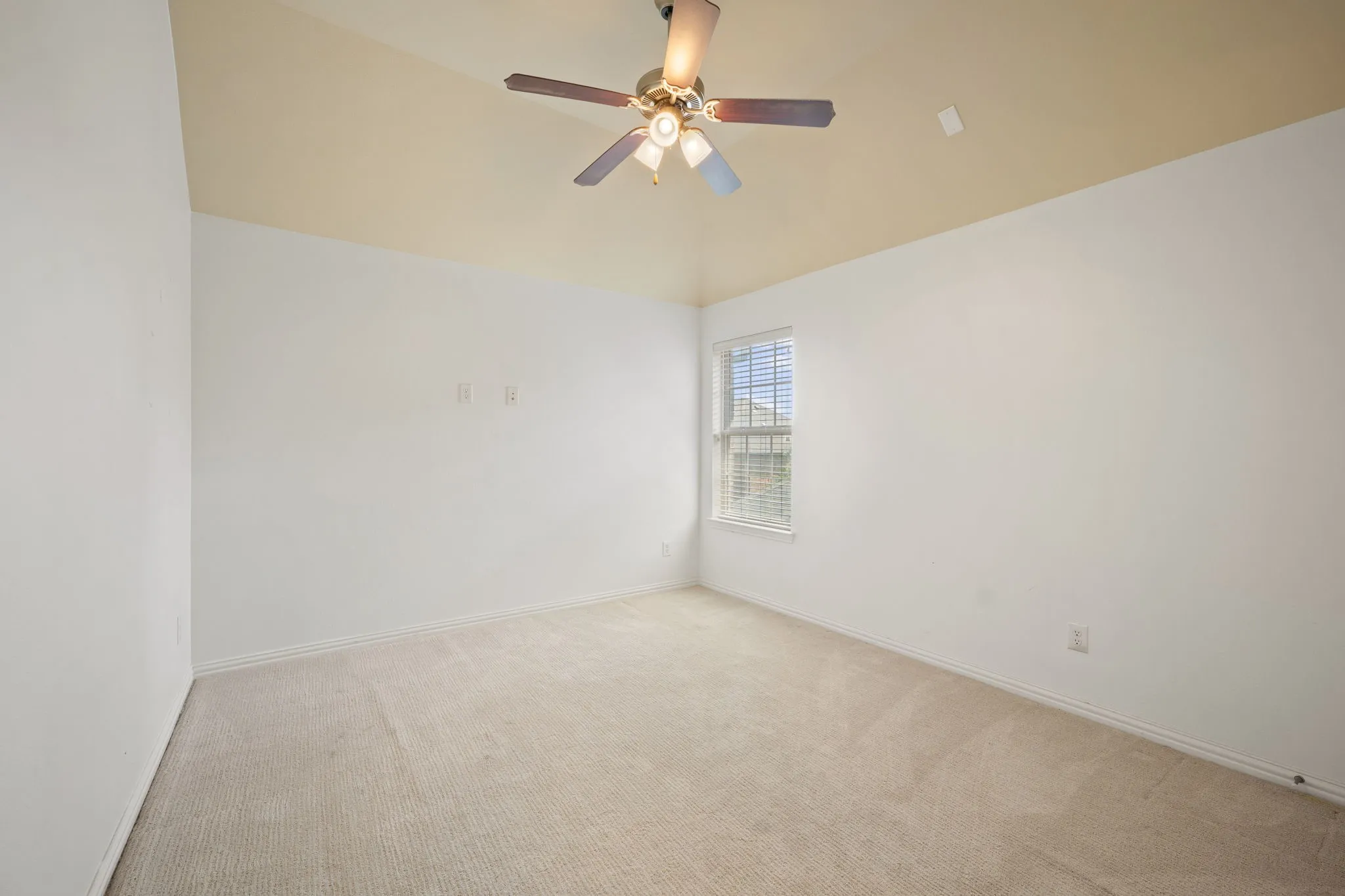 Single Family Residence For Sale in Denton County , 2528 Louis Lane, Lewisville, Texas 75056, 5 Bedroom, 4 Bathroom, 3 Garage spaces, 3,398 Sqft, built in 2011, mls#21358514, Real Estate Agent in Lewisville, Homes For Sale in Denton county, Homes For Sale in Lewisville, Realtor in Lewisville Texas, Real Estate Brokerage Independent Realty Texas, Luminita Cordes Realtor