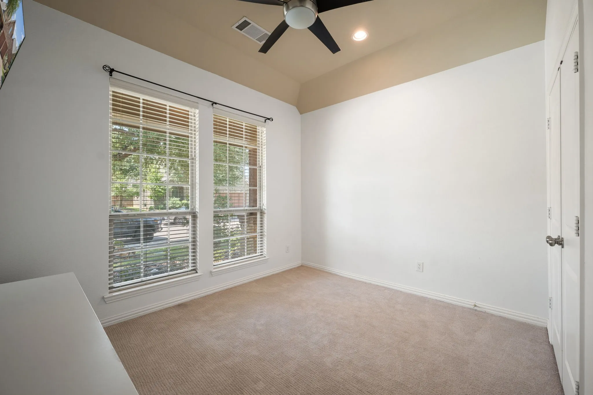 Single Family Residence For Sale in Denton County , 2528 Louis Lane, Lewisville, Texas 75056, 5 Bedroom, 4 Bathroom, 3 Garage spaces, 3,398 Sqft, built in 2011, mls#21358514, Real Estate Agent in Lewisville, Homes For Sale in Denton county, Homes For Sale in Lewisville, Realtor in Lewisville Texas, Real Estate Brokerage Independent Realty Texas, Luminita Cordes Realtor
