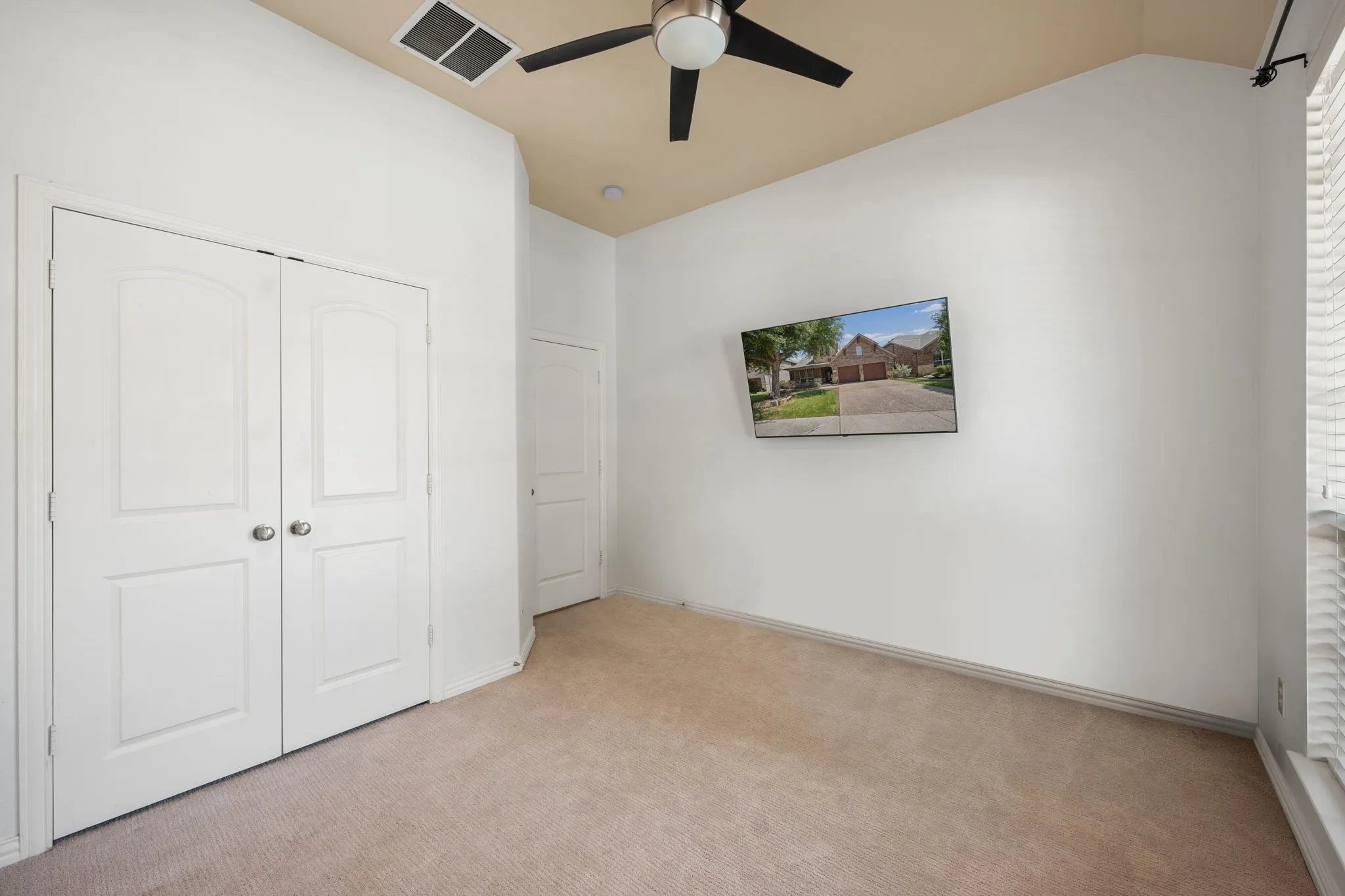Single Family Residence For Sale in Denton County , 2528 Louis Lane, Lewisville, Texas 75056, 5 Bedroom, 4 Bathroom, 3 Garage spaces, 3,398 Sqft, built in 2011, mls#21358514, Real Estate Agent in Lewisville, Homes For Sale in Denton county, Homes For Sale in Lewisville, Realtor in Lewisville Texas, Real Estate Brokerage Independent Realty Texas, Luminita Cordes Realtor