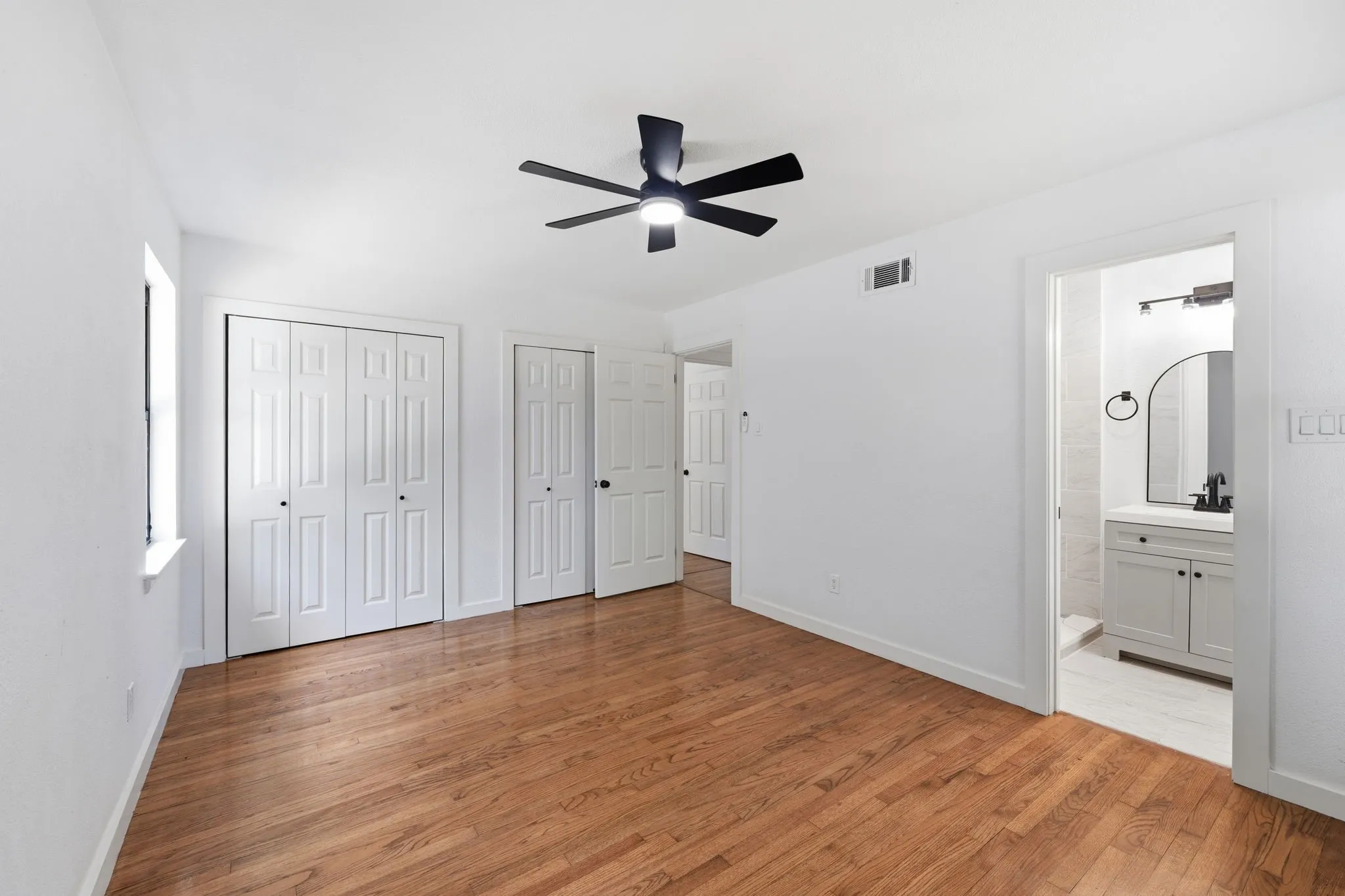 Single Family Residence For Sale in Dallas County , 802 Ranier Circle, Garland, Texas 75041, 3 Bedroom, 2 Bathroom, 2 Garage spaces, 1,568 Sqft, built in 1958, mls#21358701, Real Estate Agent in Garland, Homes For Sale in Dallas county, Homes For Sale in Garland, Realtor in Garland Texas, Real Estate Brokerage Independent Realty Texas, Luminita Cordes Realtor