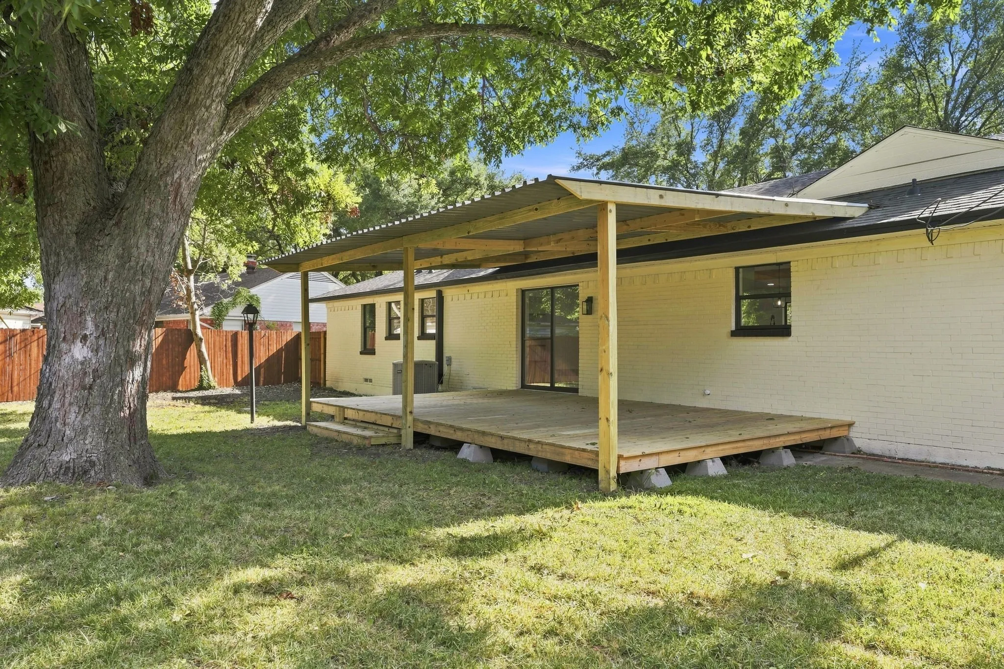 Single Family Residence For Sale in Dallas County , 802 Ranier Circle, Garland, Texas 75041, 3 Bedroom, 2 Bathroom, 2 Garage spaces, 1,568 Sqft, built in 1958, mls#21358701, Real Estate Agent in Garland, Homes For Sale in Dallas county, Homes For Sale in Garland, Realtor in Garland Texas, Real Estate Brokerage Independent Realty Texas, Luminita Cordes Realtor