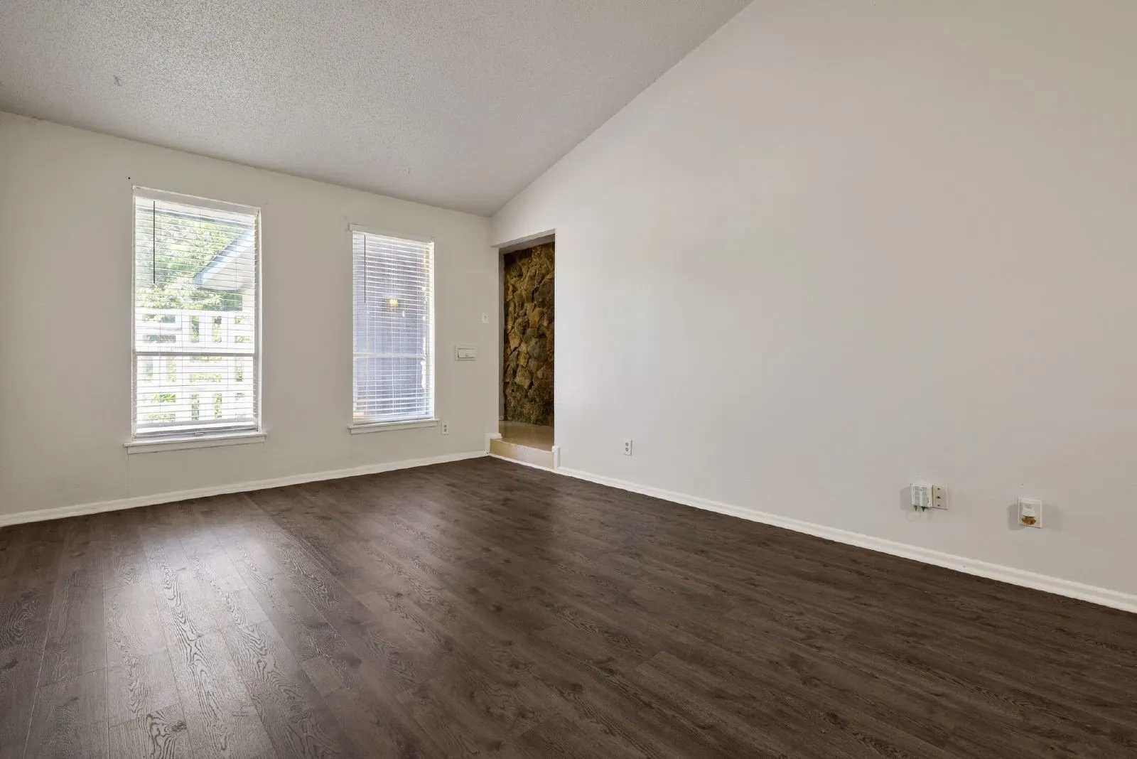 Single Family Residence For Rent in Tarrant County , 4913 Westlake Drive, Fort Worth, Texas 76132, 2 Bedroom, 2 Bathroom, Garage spaces, 1,400 Sqft, built in 1965, mls#21358684, Real Estate Agent in Fort Worth, Homes For Rent in Tarrant county, Homes For Rent in Fort Worth, Realtor in Fort Worth Texas, Real Estate Brokerage Independent Realty Texas, Luminita Cordes Realtor