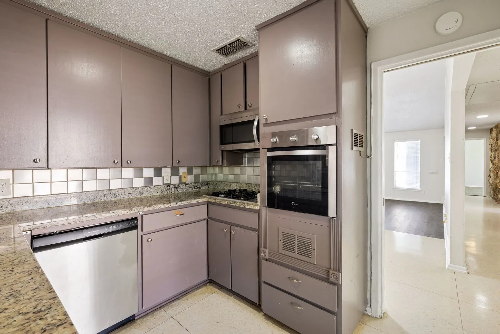 Single Family Residence For Rent in Tarrant County , 4913 Westlake Drive, Fort Worth, Texas 76132, 2 Bedroom, 2 Bathroom, Garage spaces, 1,400 Sqft, built in 1965, mls#21358684, Real Estate Agent in Fort Worth, Homes For Rent in Tarrant county, Homes For Rent in Fort Worth, Realtor in Fort Worth Texas, Real Estate Brokerage Independent Realty Texas, Luminita Cordes Realtor