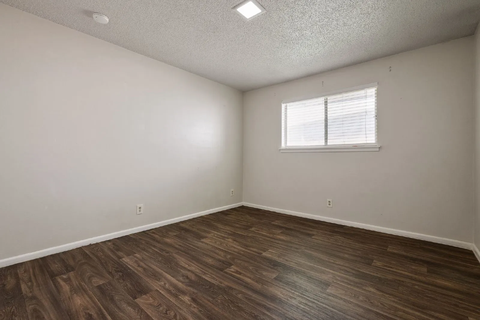Single Family Residence For Rent in Tarrant County , 4913 Westlake Drive, Fort Worth, Texas 76132, 2 Bedroom, 2 Bathroom, Garage spaces, 1,400 Sqft, built in 1965, mls#21358684, Real Estate Agent in Fort Worth, Homes For Rent in Tarrant county, Homes For Rent in Fort Worth, Realtor in Fort Worth Texas, Real Estate Brokerage Independent Realty Texas, Luminita Cordes Realtor