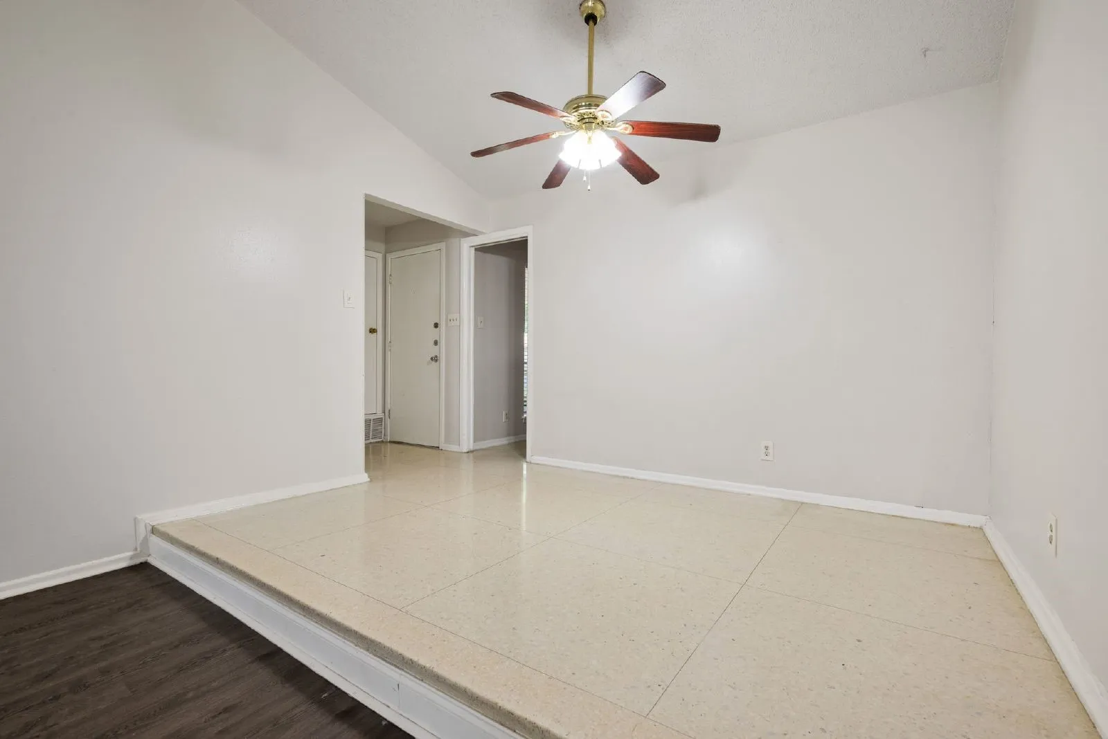 Single Family Residence For Rent in Tarrant County , 4913 Westlake Drive, Fort Worth, Texas 76132, 2 Bedroom, 2 Bathroom, Garage spaces, 1,400 Sqft, built in 1965, mls#21358684, Real Estate Agent in Fort Worth, Homes For Rent in Tarrant county, Homes For Rent in Fort Worth, Realtor in Fort Worth Texas, Real Estate Brokerage Independent Realty Texas, Luminita Cordes Realtor