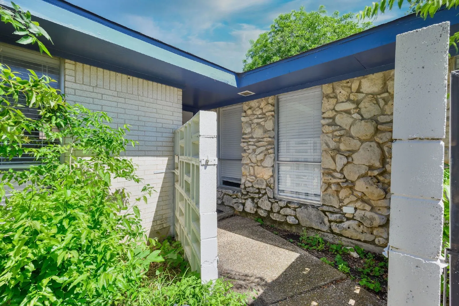 Single Family Residence For Rent in Tarrant County , 4913 Westlake Drive, Fort Worth, Texas 76132, 2 Bedroom, 2 Bathroom, Garage spaces, 1,400 Sqft, built in 1965, mls#21358684, Real Estate Agent in Fort Worth, Homes For Rent in Tarrant county, Homes For Rent in Fort Worth, Realtor in Fort Worth Texas, Real Estate Brokerage Independent Realty Texas, Luminita Cordes Realtor
