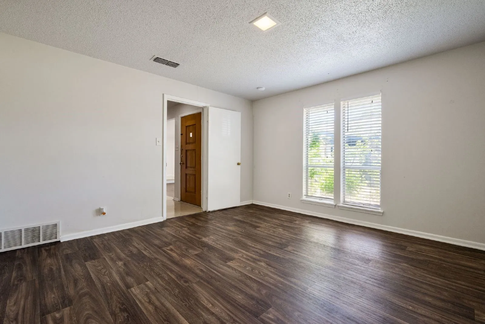 Single Family Residence For Rent in Tarrant County , 4913 Westlake Drive, Fort Worth, Texas 76132, 2 Bedroom, 2 Bathroom, Garage spaces, 1,400 Sqft, built in 1965, mls#21358684, Real Estate Agent in Fort Worth, Homes For Rent in Tarrant county, Homes For Rent in Fort Worth, Realtor in Fort Worth Texas, Real Estate Brokerage Independent Realty Texas, Luminita Cordes Realtor