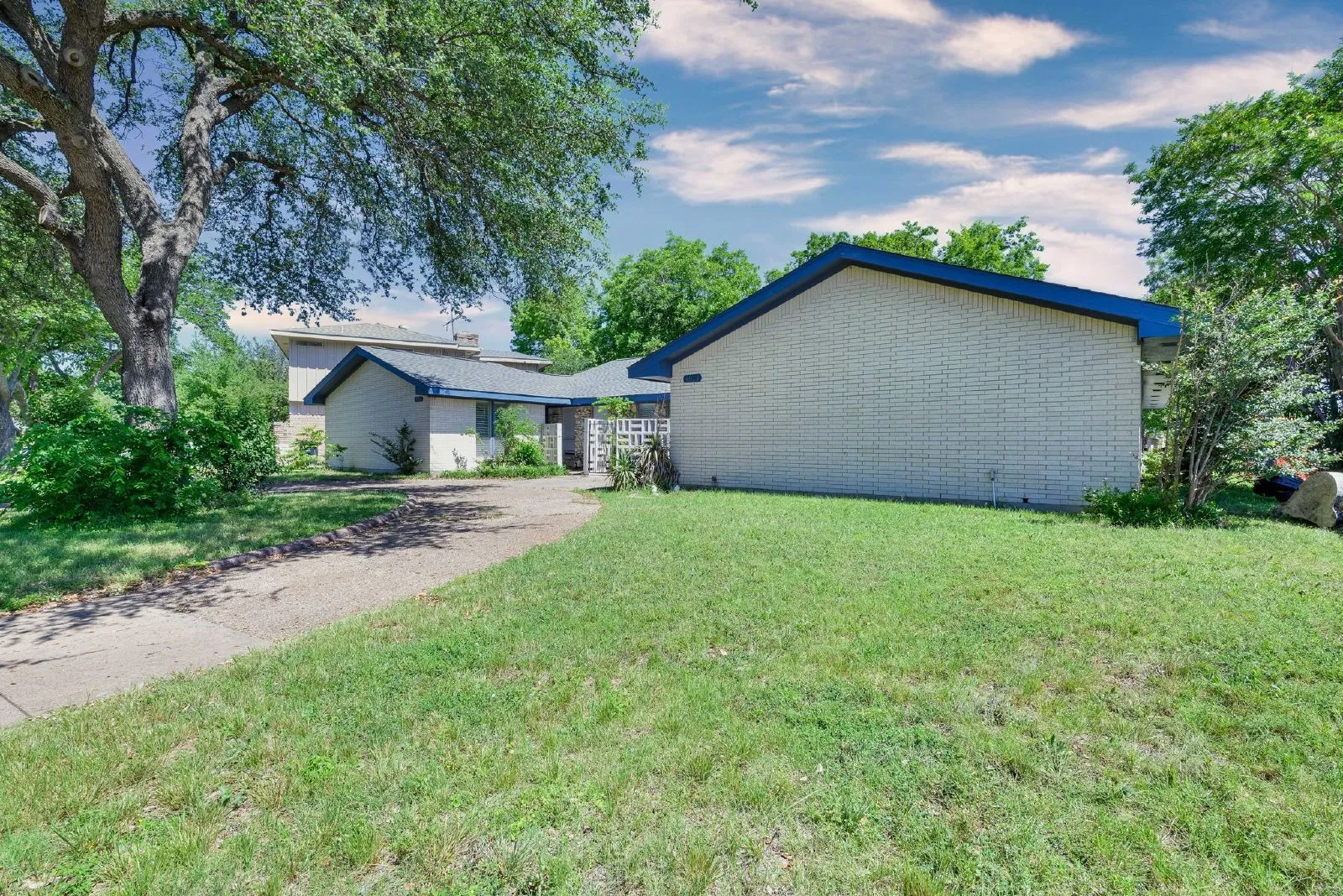 Single Family Residence For Rent in Tarrant County , 4913 Westlake Drive, Fort Worth, Texas 76132, 2 Bedroom, 2 Bathroom, Garage spaces, 1,400 Sqft, built in 1965, mls#21358684, Real Estate Agent in Fort Worth, Homes For Rent in Tarrant county, Homes For Rent in Fort Worth, Realtor in Fort Worth Texas, Real Estate Brokerage Independent Realty Texas, Luminita Cordes Realtor