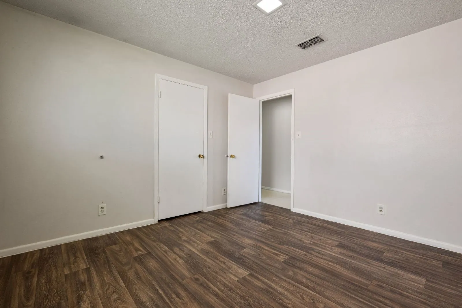 Single Family Residence For Rent in Tarrant County , 4913 Westlake Drive, Fort Worth, Texas 76132, 2 Bedroom, 2 Bathroom, Garage spaces, 1,400 Sqft, built in 1965, mls#21358684, Real Estate Agent in Fort Worth, Homes For Rent in Tarrant county, Homes For Rent in Fort Worth, Realtor in Fort Worth Texas, Real Estate Brokerage Independent Realty Texas, Luminita Cordes Realtor