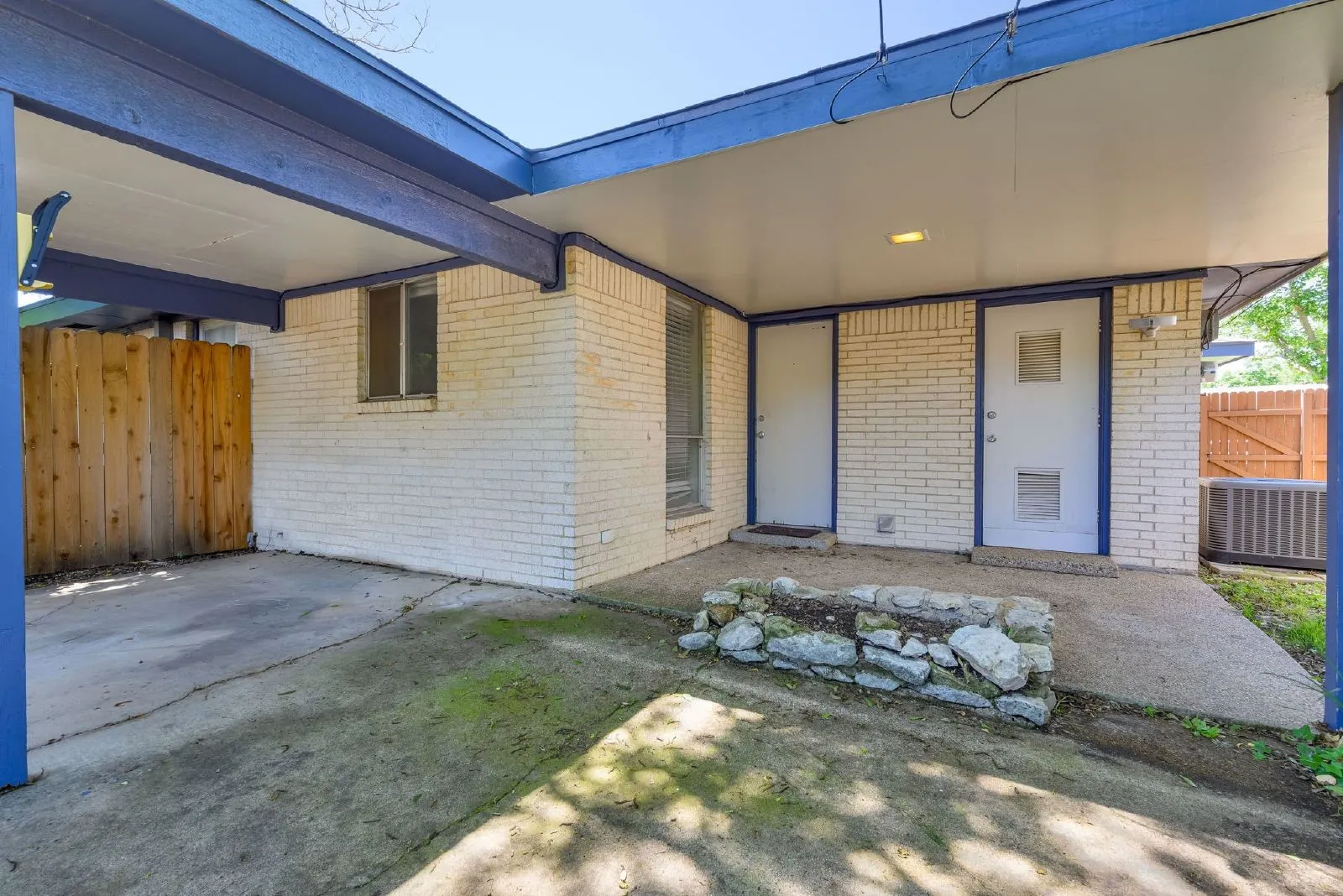 Single Family Residence For Rent in Tarrant County , 4913 Westlake Drive, Fort Worth, Texas 76132, 2 Bedroom, 2 Bathroom, Garage spaces, 1,400 Sqft, built in 1965, mls#21358684, Real Estate Agent in Fort Worth, Homes For Rent in Tarrant county, Homes For Rent in Fort Worth, Realtor in Fort Worth Texas, Real Estate Brokerage Independent Realty Texas, Luminita Cordes Realtor