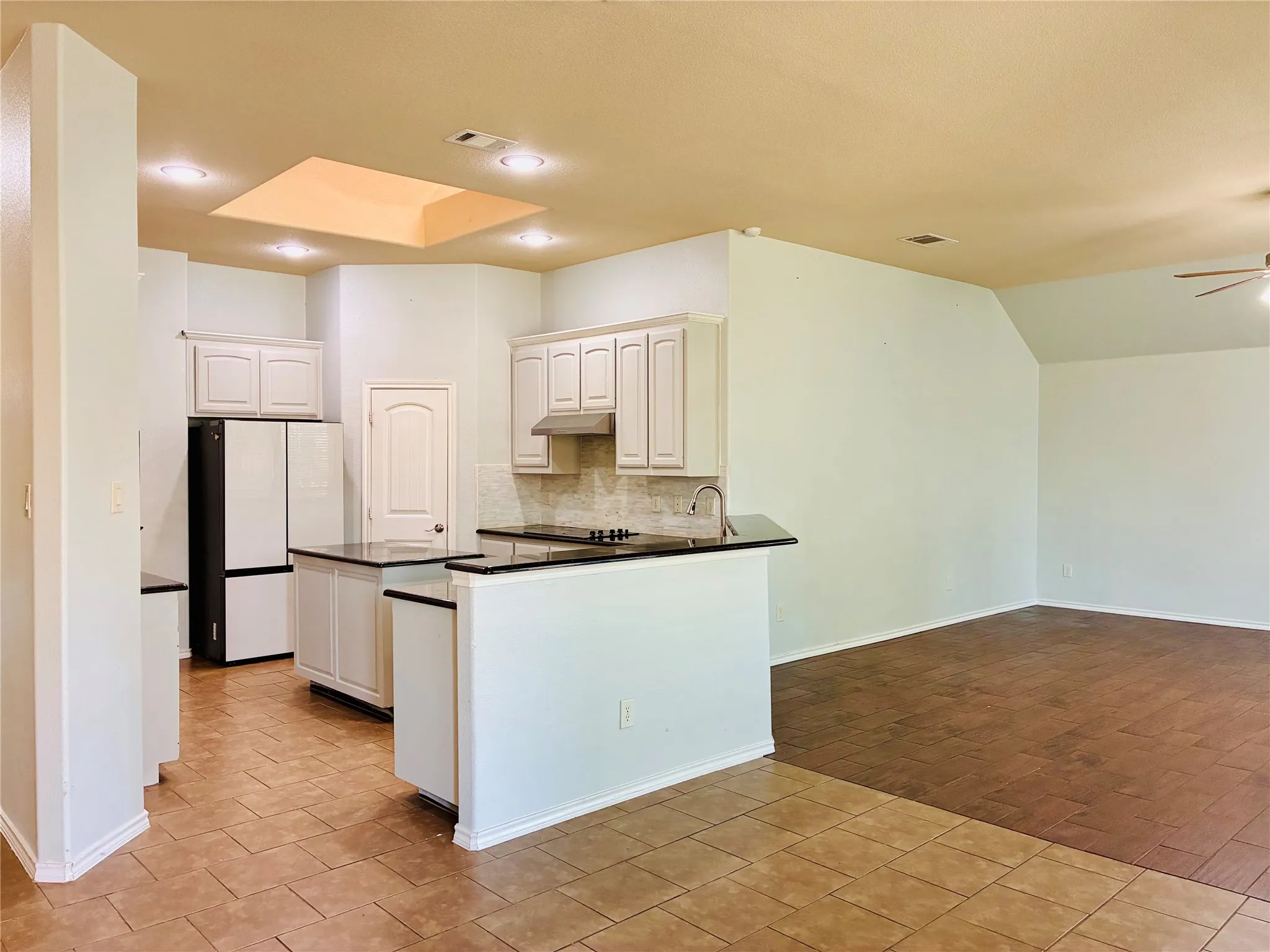 Single Family Residence For Sale in Parker County , 2229 Caroline Drive, Weatherford, Texas 76087, 4 Bedroom, 2 Bathroom, 2 Garage spaces, 2,410 Sqft, built in 2012, mls#21355729, Real Estate Agent in Weatherford, Homes For Sale in Parker county, Homes For Sale in Weatherford, Realtor in Weatherford Texas, Real Estate Brokerage Independent Realty Texas, Luminita Cordes Realtor