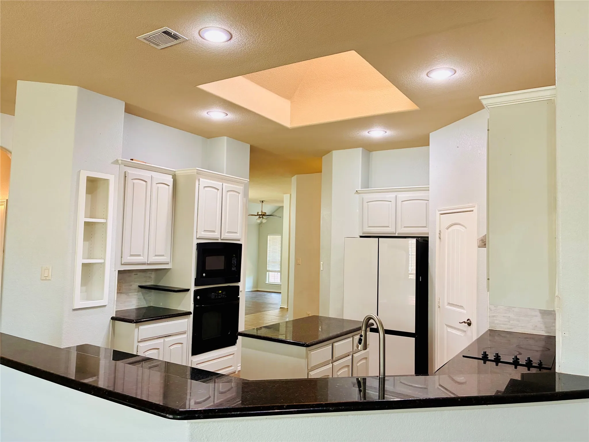 Single Family Residence For Sale in Parker County , 2229 Caroline Drive, Weatherford, Texas 76087, 4 Bedroom, 2 Bathroom, 2 Garage spaces, 2,410 Sqft, built in 2012, mls#21355729, Real Estate Agent in Weatherford, Homes For Sale in Parker county, Homes For Sale in Weatherford, Realtor in Weatherford Texas, Real Estate Brokerage Independent Realty Texas, Luminita Cordes Realtor