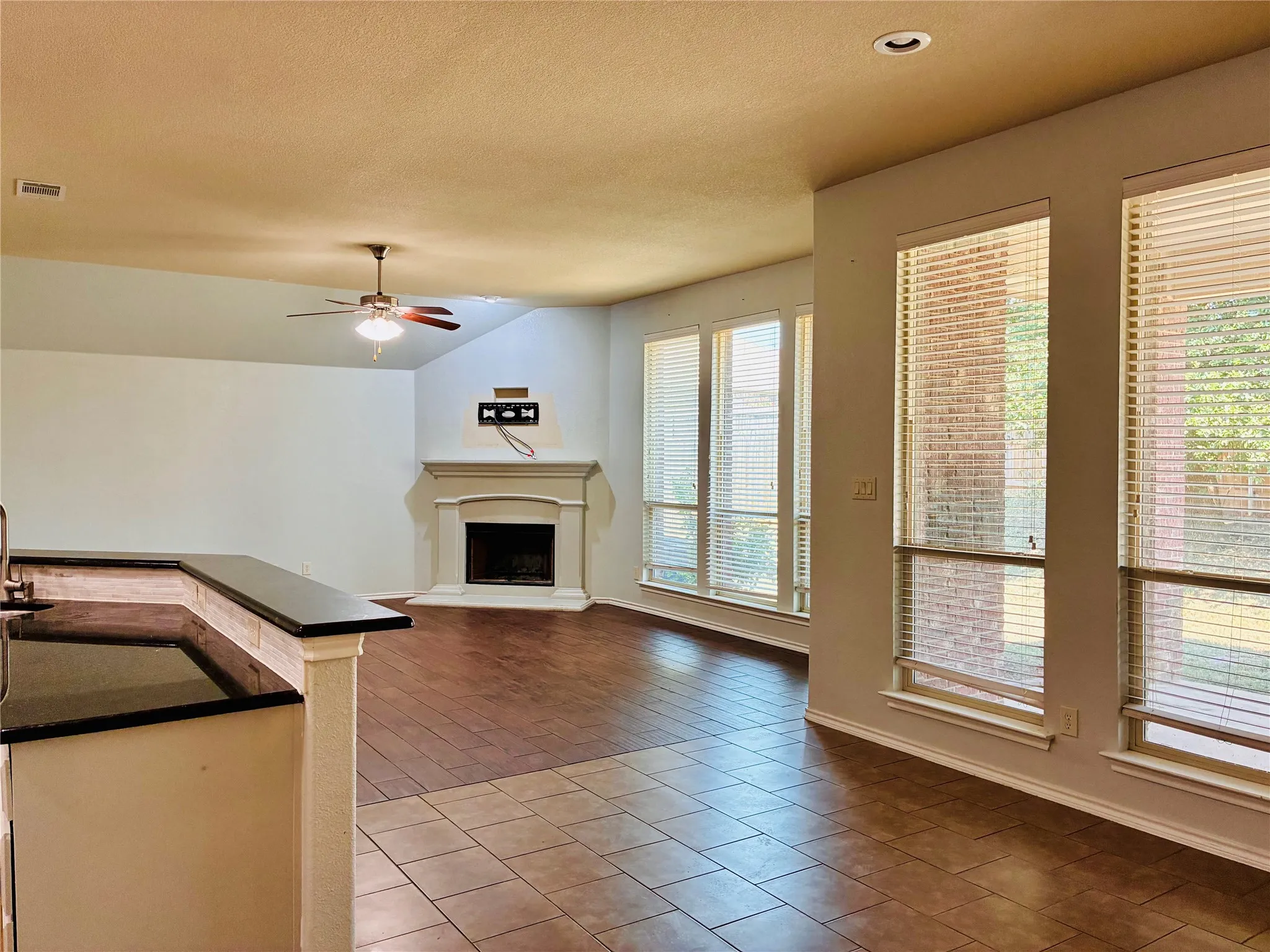 Single Family Residence For Sale in Parker County , 2229 Caroline Drive, Weatherford, Texas 76087, 4 Bedroom, 2 Bathroom, 2 Garage spaces, 2,410 Sqft, built in 2012, mls#21355729, Real Estate Agent in Weatherford, Homes For Sale in Parker county, Homes For Sale in Weatherford, Realtor in Weatherford Texas, Real Estate Brokerage Independent Realty Texas, Luminita Cordes Realtor