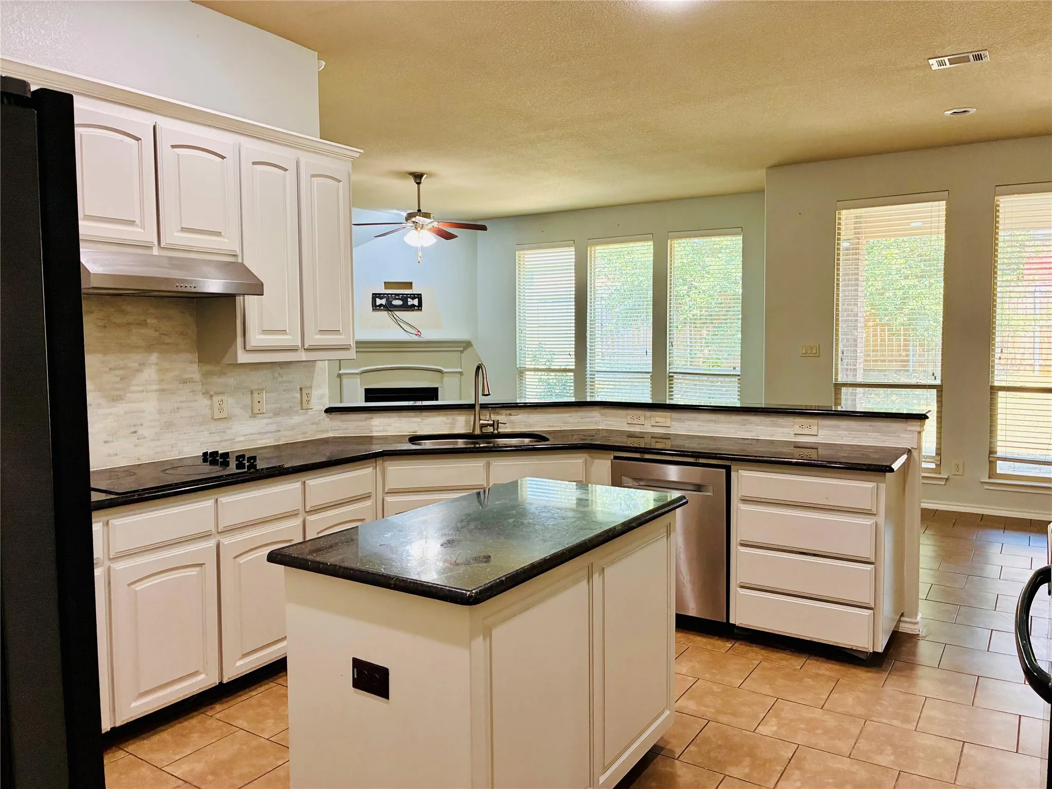 Single Family Residence For Sale in Parker County , 2229 Caroline Drive, Weatherford, Texas 76087, 4 Bedroom, 2 Bathroom, 2 Garage spaces, 2,410 Sqft, built in 2012, mls#21355729, Real Estate Agent in Weatherford, Homes For Sale in Parker county, Homes For Sale in Weatherford, Realtor in Weatherford Texas, Real Estate Brokerage Independent Realty Texas, Luminita Cordes Realtor