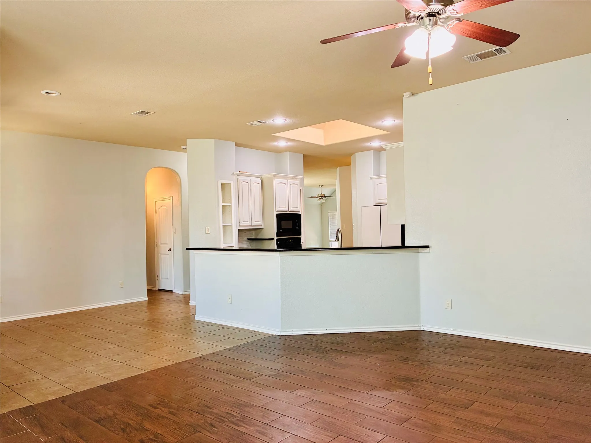 Single Family Residence For Sale in Parker County , 2229 Caroline Drive, Weatherford, Texas 76087, 4 Bedroom, 2 Bathroom, 2 Garage spaces, 2,410 Sqft, built in 2012, mls#21355729, Real Estate Agent in Weatherford, Homes For Sale in Parker county, Homes For Sale in Weatherford, Realtor in Weatherford Texas, Real Estate Brokerage Independent Realty Texas, Luminita Cordes Realtor