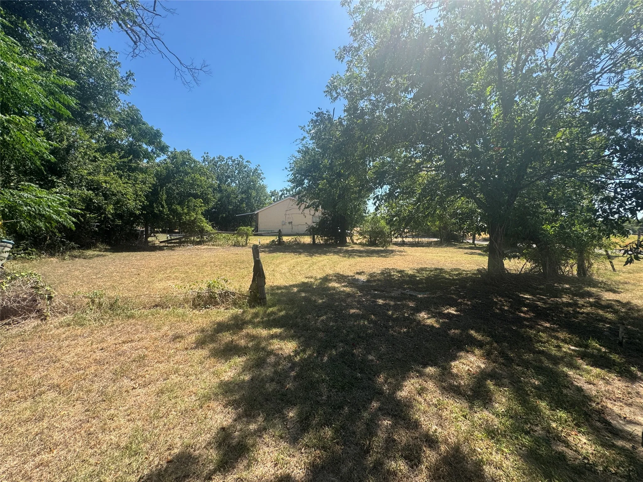 Single Family Residence For Sale in Mc Lennan County , 1500 E Calhoun Avenue, Waco, Texas 76704, 3 Bedroom, 1 Bathroom, Garage spaces, 912 Sqft, built in 1925, mls#21358692, Real Estate Agent in Waco, Homes For Sale in Mc Lennan county, Homes For Sale in Waco, Realtor in Waco Texas, Real Estate Brokerage Independent Realty Texas, Luminita Cordes Realtor