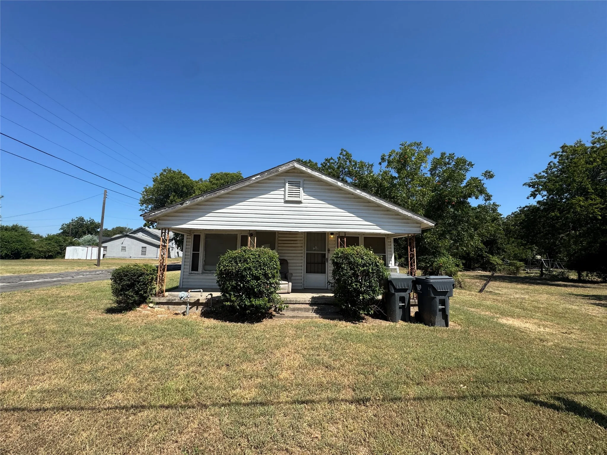 Single Family Residence For Sale in Mc Lennan County , 1500 E Calhoun Avenue, Waco, Texas 76704, 3 Bedroom, 1 Bathroom, Garage spaces, 912 Sqft, built in 1925, mls#21358692, Real Estate Agent in Waco, Homes For Sale in Mc Lennan county, Homes For Sale in Waco, Realtor in Waco Texas, Real Estate Brokerage Independent Realty Texas, Luminita Cordes Realtor