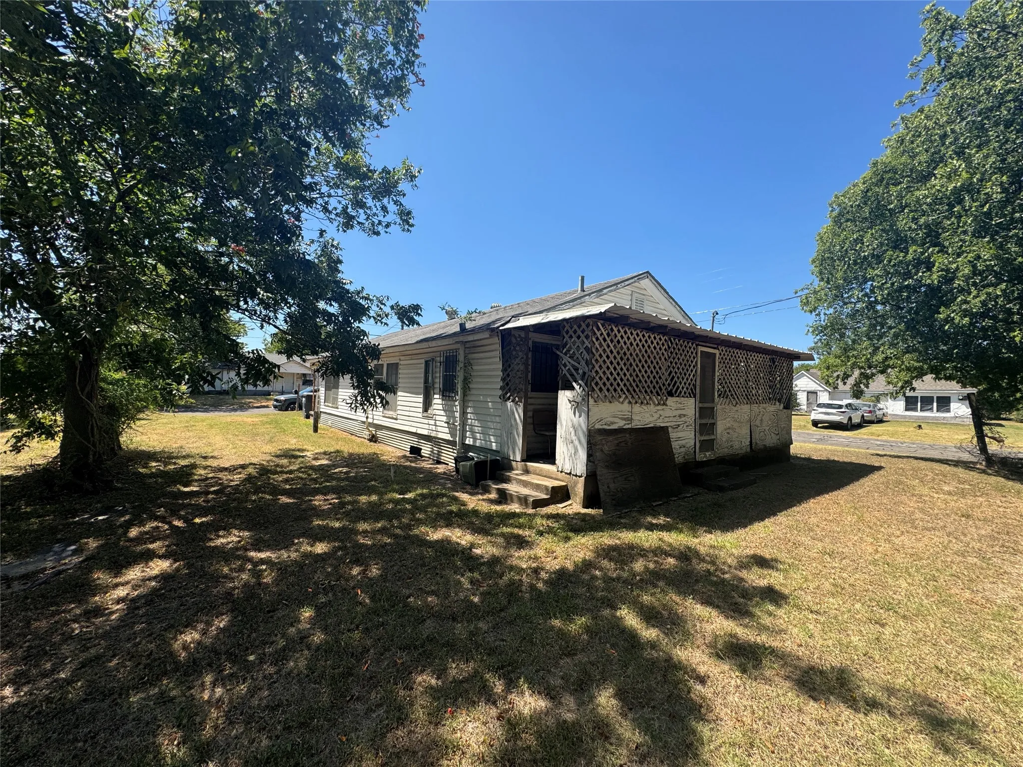 Single Family Residence For Sale in Mc Lennan County , 1500 E Calhoun Avenue, Waco, Texas 76704, 3 Bedroom, 1 Bathroom, Garage spaces, 912 Sqft, built in 1925, mls#21358692, Real Estate Agent in Waco, Homes For Sale in Mc Lennan county, Homes For Sale in Waco, Realtor in Waco Texas, Real Estate Brokerage Independent Realty Texas, Luminita Cordes Realtor