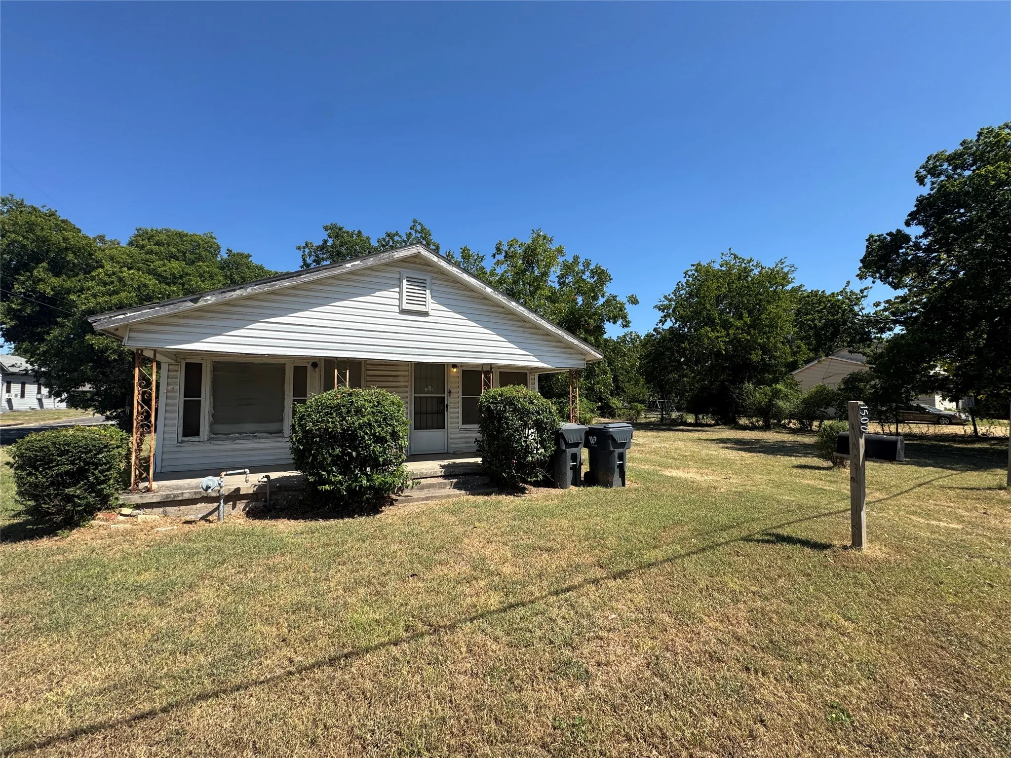 Single Family Residence For Sale in Mc Lennan County , 1500 E Calhoun Avenue, Waco, Texas 76704, 3 Bedroom, 1 Bathroom, Garage spaces, 912 Sqft, built in 1925, mls#21358692, Real Estate Agent in Waco, Homes For Sale in Mc Lennan county, Homes For Sale in Waco, Realtor in Waco Texas, Real Estate Brokerage Independent Realty Texas, Luminita Cordes Realtor
