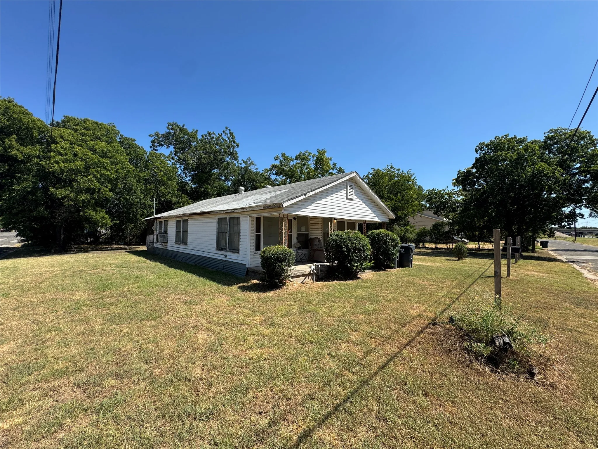 Single Family Residence For Sale in Mc Lennan County , 1500 E Calhoun Avenue, Waco, Texas 76704, 3 Bedroom, 1 Bathroom, Garage spaces, 912 Sqft, built in 1925, mls#21358692, Real Estate Agent in Waco, Homes For Sale in Mc Lennan county, Homes For Sale in Waco, Realtor in Waco Texas, Real Estate Brokerage Independent Realty Texas, Luminita Cordes Realtor