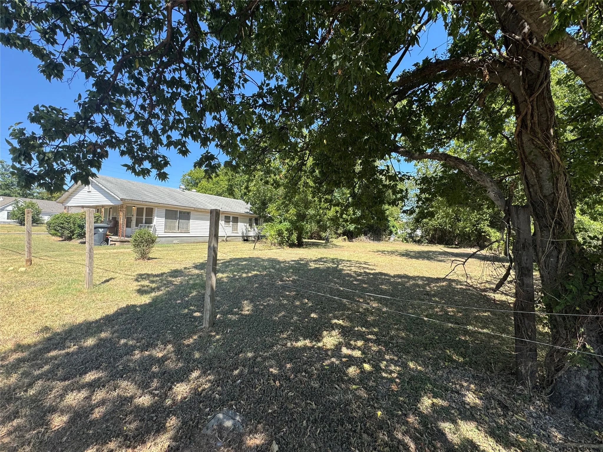 Single Family Residence For Sale in Mc Lennan County , 1500 E Calhoun Avenue, Waco, Texas 76704, 3 Bedroom, 1 Bathroom, Garage spaces, 912 Sqft, built in 1925, mls#21358692, Real Estate Agent in Waco, Homes For Sale in Mc Lennan county, Homes For Sale in Waco, Realtor in Waco Texas, Real Estate Brokerage Independent Realty Texas, Luminita Cordes Realtor
