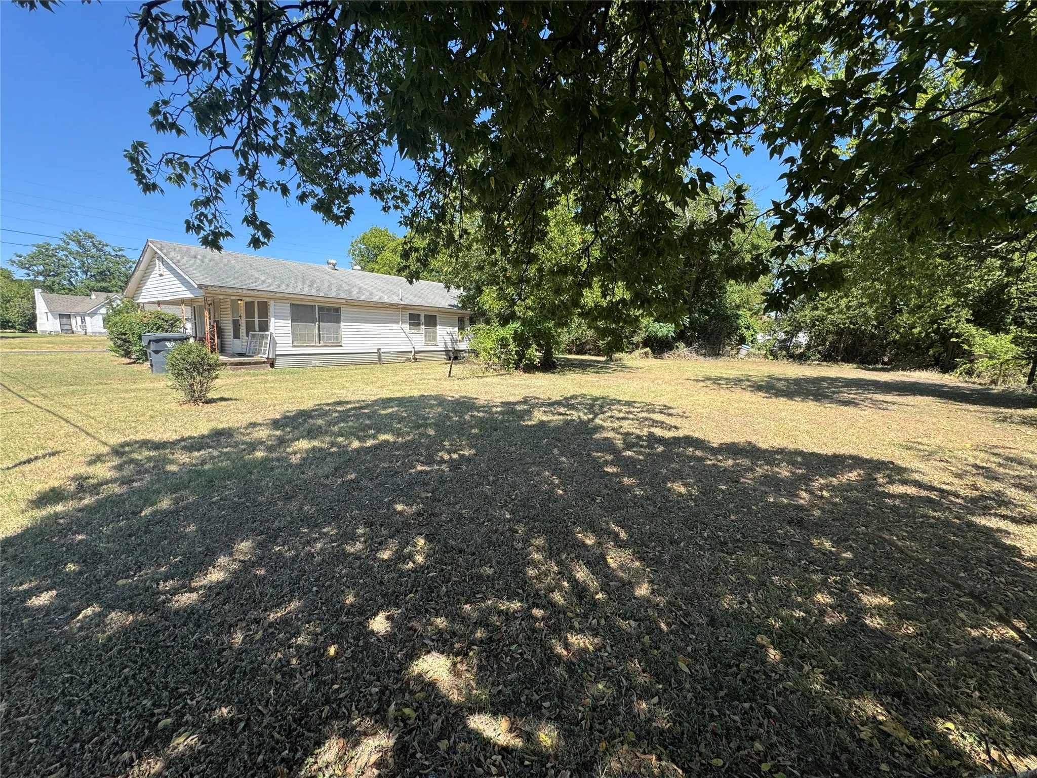 Single Family Residence For Sale in Mc Lennan County , 1500 E Calhoun Avenue, Waco, Texas 76704, 3 Bedroom, 1 Bathroom, Garage spaces, 912 Sqft, built in 1925, mls#21358692, Real Estate Agent in Waco, Homes For Sale in Mc Lennan county, Homes For Sale in Waco, Realtor in Waco Texas, Real Estate Brokerage Independent Realty Texas, Luminita Cordes Realtor