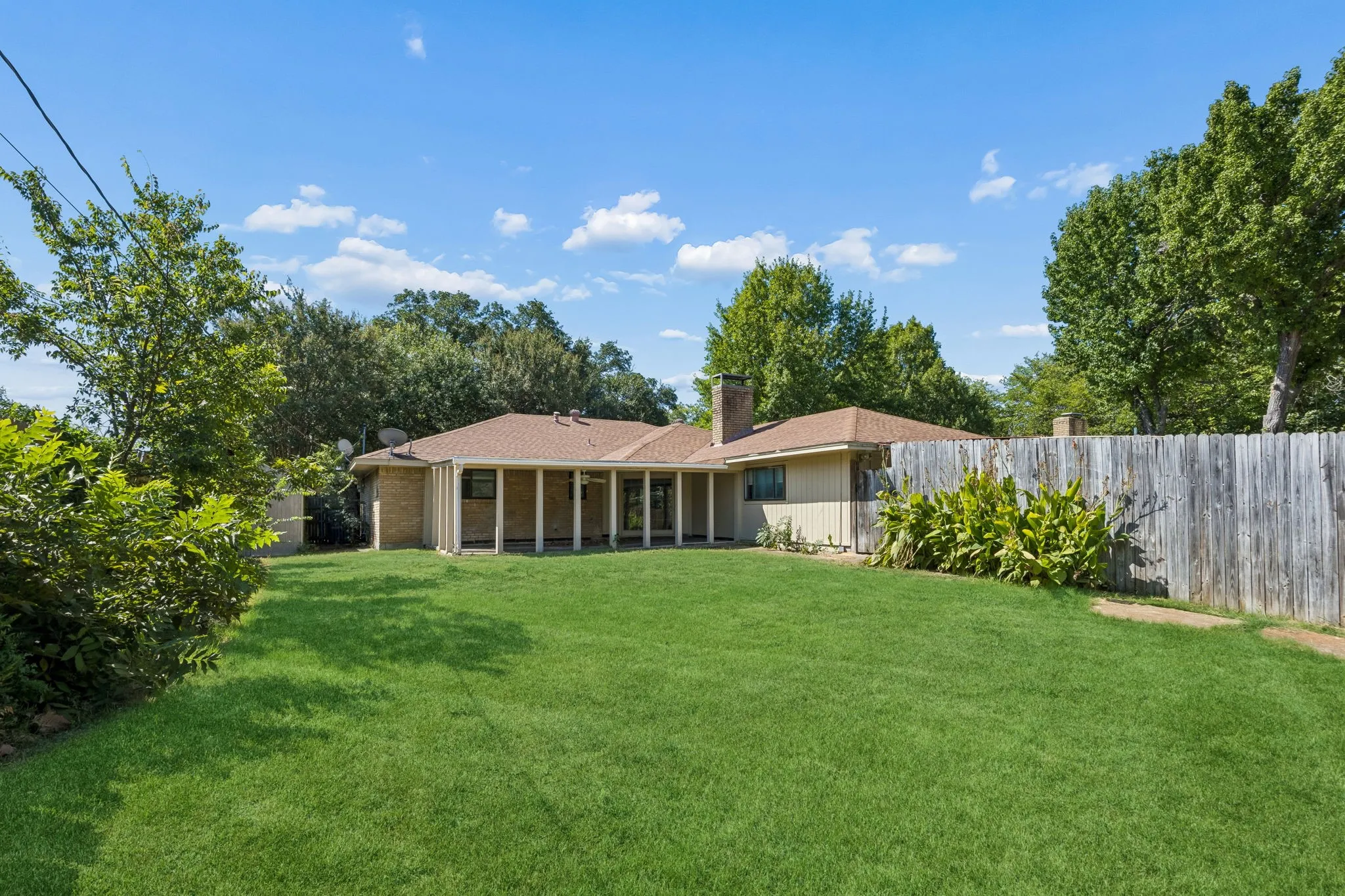 Single Family Residence For Sale in Dallas County , 117 Wesley Drive, De Soto, Texas 75115, 3 Bedroom, 2 Bathroom, 2 Garage spaces, 2,259 Sqft, built in 1972, mls#21357608, Real Estate Agent in De Soto, Homes For Sale in Dallas county, Homes For Sale in De Soto, Realtor in De Soto Texas, Real Estate Brokerage Independent Realty Texas, Luminita Cordes Realtor
