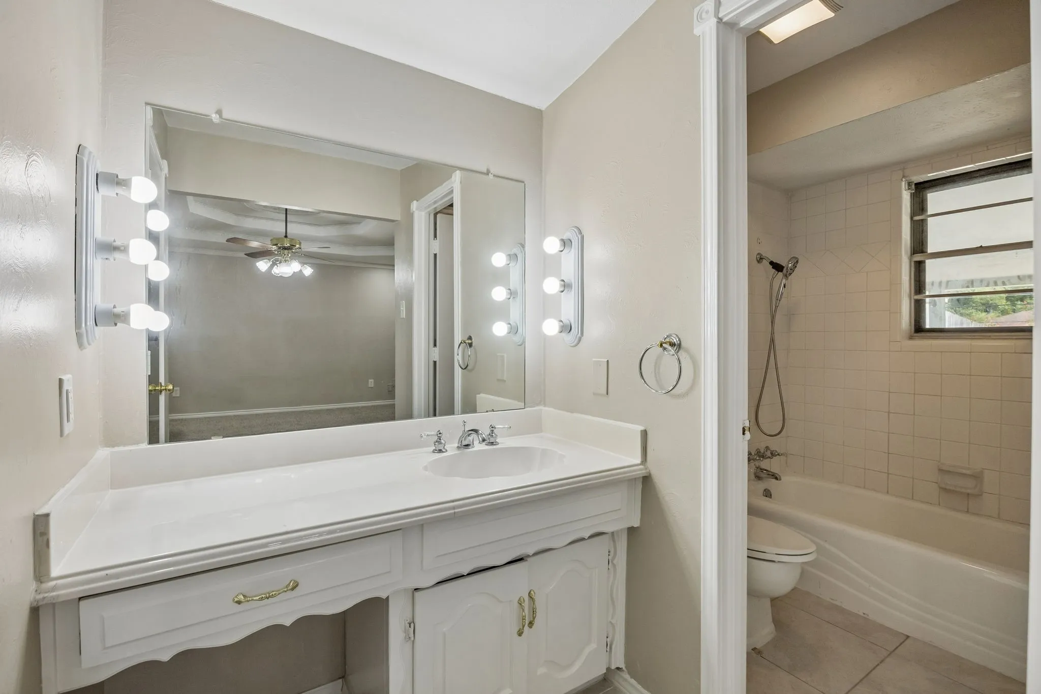 Single Family Residence For Sale in Dallas County , 117 Wesley Drive, De Soto, Texas 75115, 3 Bedroom, 2 Bathroom, 2 Garage spaces, 2,259 Sqft, built in 1972, mls#21357608, Real Estate Agent in De Soto, Homes For Sale in Dallas county, Homes For Sale in De Soto, Realtor in De Soto Texas, Real Estate Brokerage Independent Realty Texas, Luminita Cordes Realtor