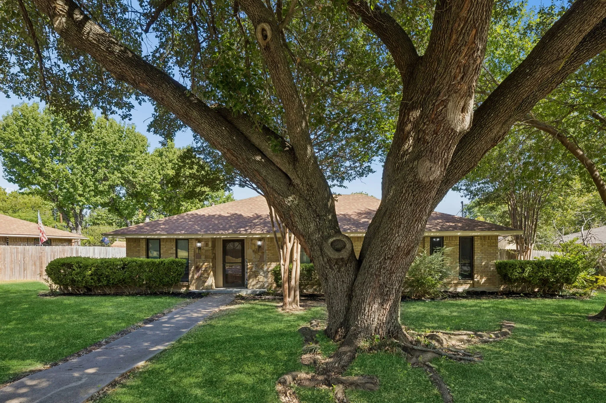 Single Family Residence For Sale in Dallas County , 117 Wesley Drive, De Soto, Texas 75115, 3 Bedroom, 2 Bathroom, 2 Garage spaces, 2,259 Sqft, built in 1972, mls#21357608, Real Estate Agent in De Soto, Homes For Sale in Dallas county, Homes For Sale in De Soto, Realtor in De Soto Texas, Real Estate Brokerage Independent Realty Texas, Luminita Cordes Realtor