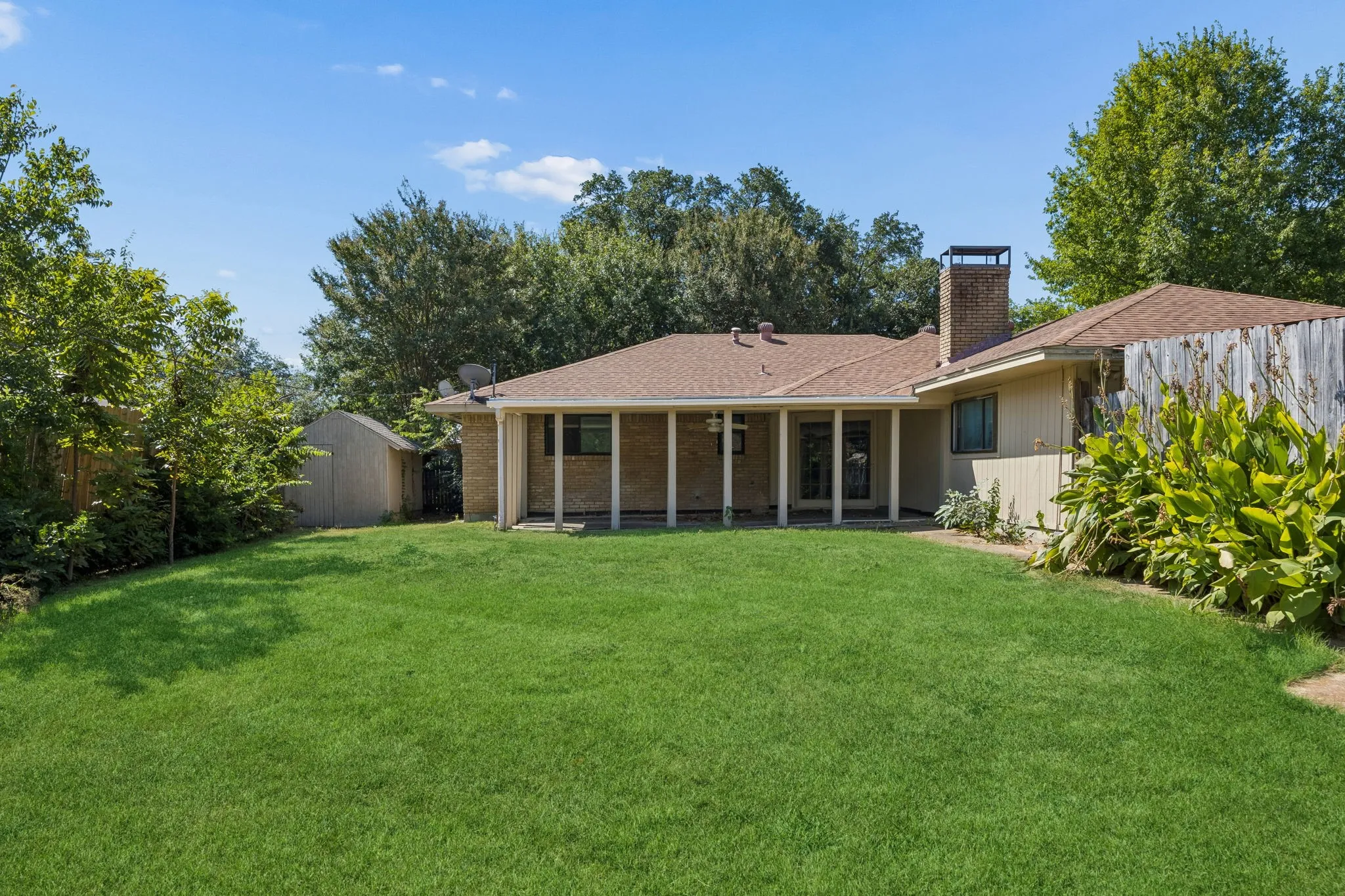 Single Family Residence For Sale in Dallas County , 117 Wesley Drive, De Soto, Texas 75115, 3 Bedroom, 2 Bathroom, 2 Garage spaces, 2,259 Sqft, built in 1972, mls#21357608, Real Estate Agent in De Soto, Homes For Sale in Dallas county, Homes For Sale in De Soto, Realtor in De Soto Texas, Real Estate Brokerage Independent Realty Texas, Luminita Cordes Realtor