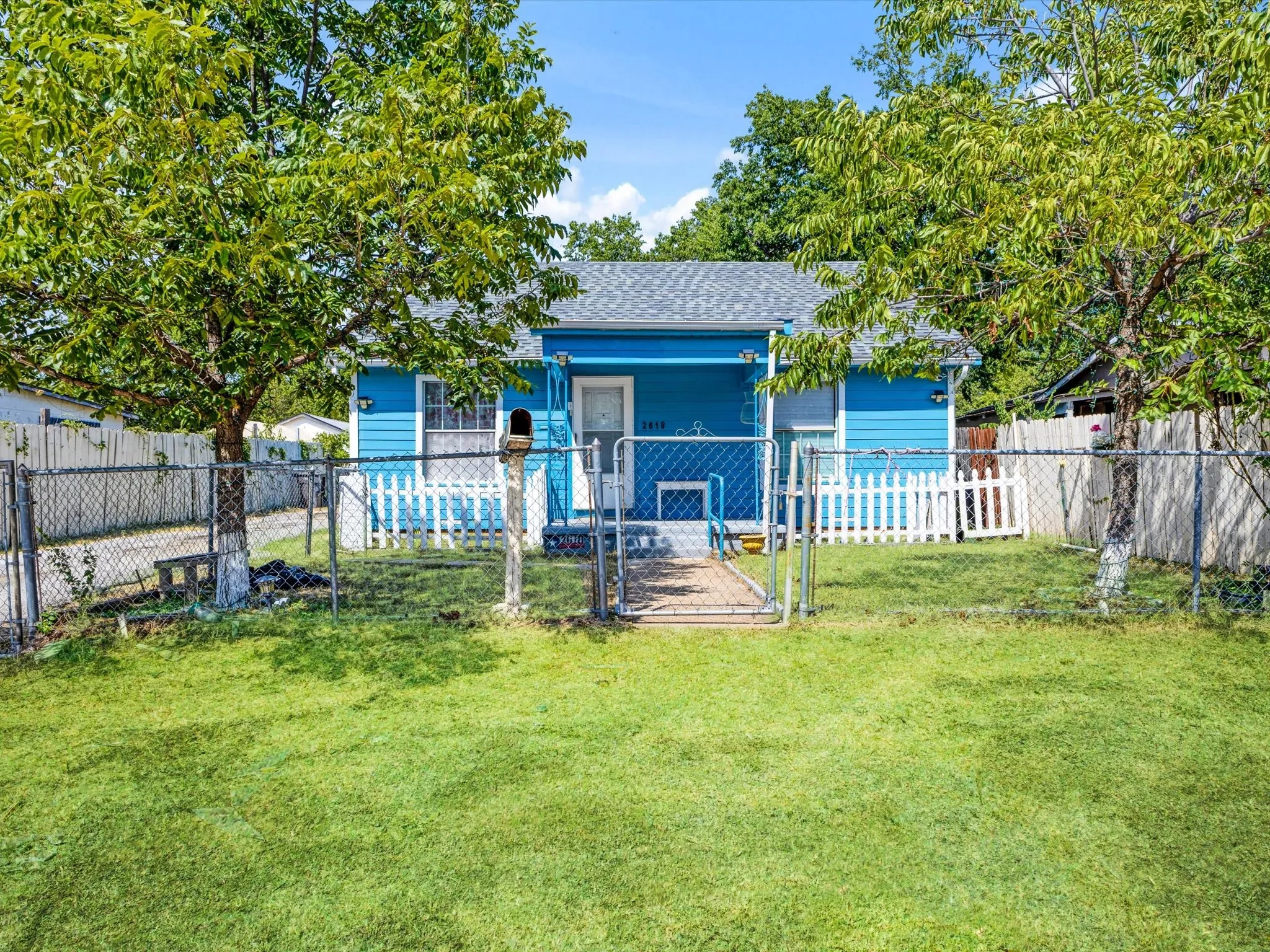 Single Family Residence For Sale in Tarrant County , 2618 NW 23rd Street, Fort Worth, Texas 76106, 6 Bedroom, 3 Bathroom, Garage spaces, 1,615 Sqft, built in 1947, Price $279,999, mls#21353756, Real Estate Agent in Fort Worth, Homes For Sale in Tarrant county, Homes For Sale in Fort Worth, Realtor in Fort Worth Texas, Real Estate Brokerage Independent Realty Texas, Luminita Cordes Realtor