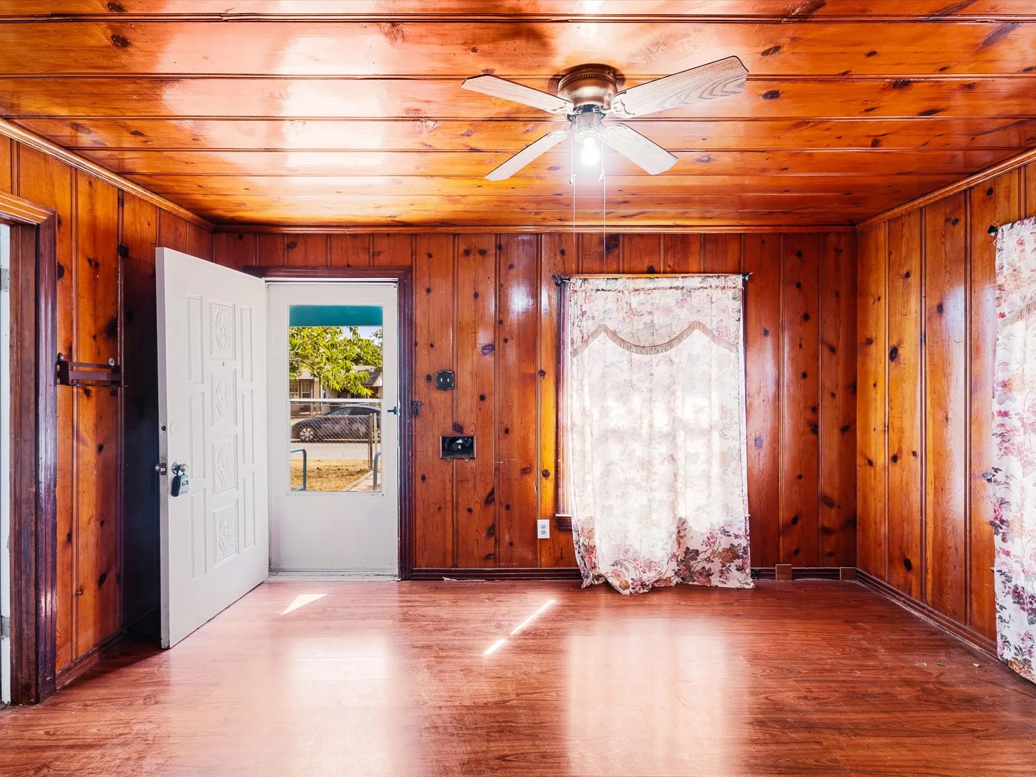 Single Family Residence For Sale in Tarrant County , 2618 NW 23rd Street, Fort Worth, Texas 76106, 6 Bedroom, 3 Bathroom, Garage spaces, 1,615 Sqft, built in 1947, Price $279,999, mls#21353756, Real Estate Agent in Fort Worth, Homes For Sale in Tarrant county, Homes For Sale in Fort Worth, Realtor in Fort Worth Texas, Real Estate Brokerage Independent Realty Texas, Luminita Cordes Realtor