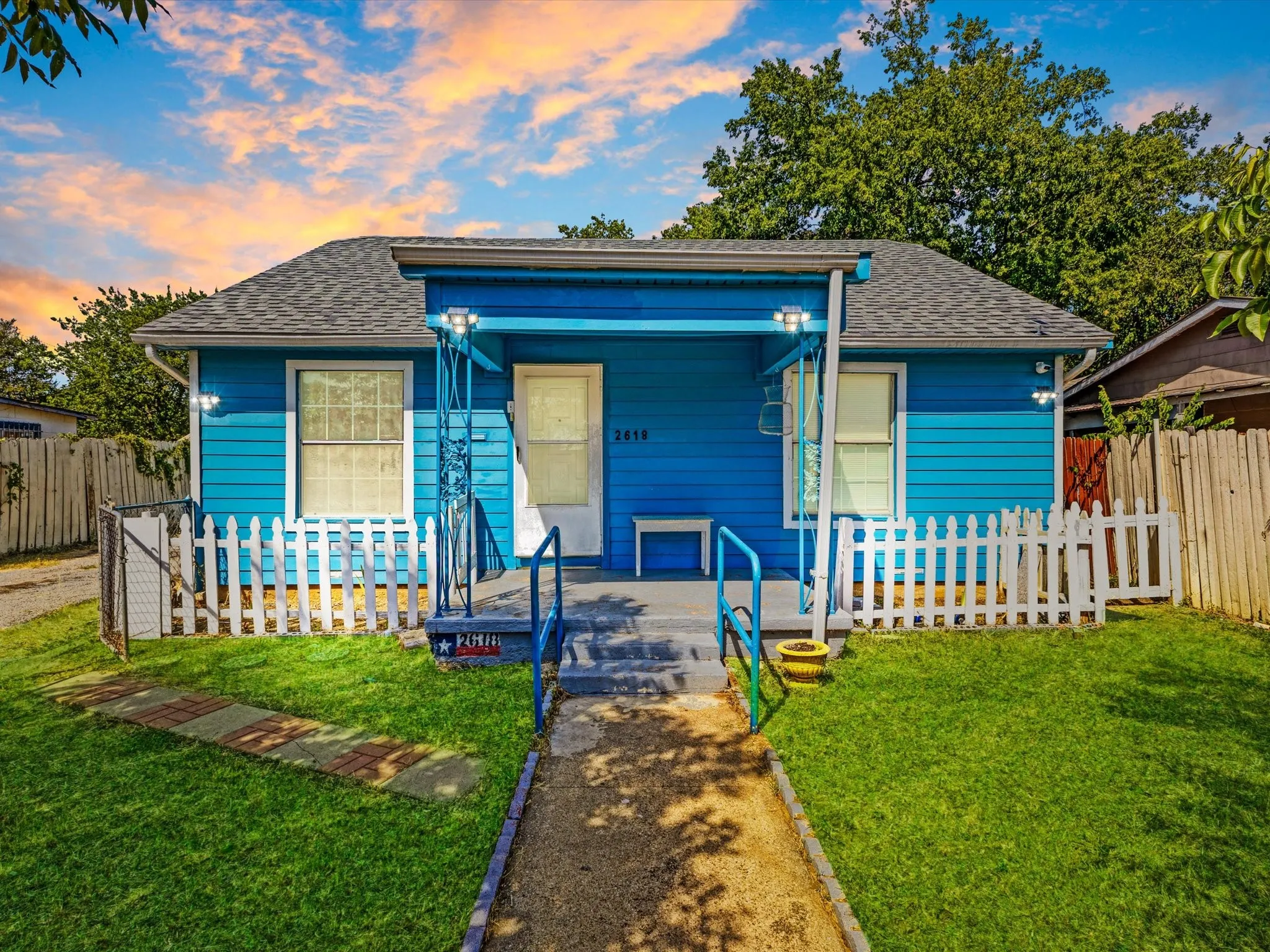 Single Family Residence For Sale in Tarrant County , 2618 NW 23rd Street, Fort Worth, Texas 76106, 6 Bedroom, 3 Bathroom, Garage spaces, 1,615 Sqft, built in 1947, Price $279,999, mls#21353756, Real Estate Agent in Fort Worth, Homes For Sale in Tarrant county, Homes For Sale in Fort Worth, Realtor in Fort Worth Texas, Real Estate Brokerage Independent Realty Texas, Luminita Cordes Realtor
