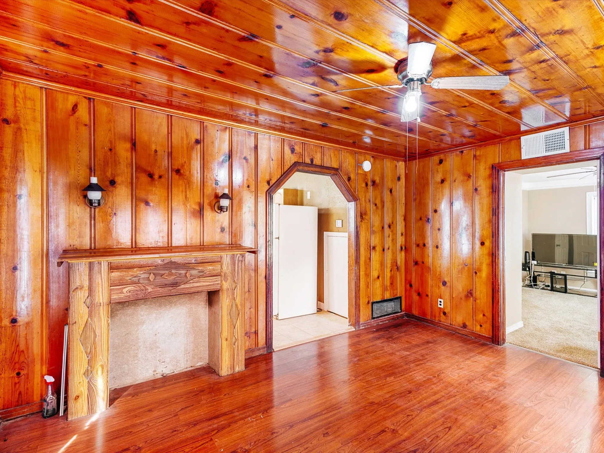 Single Family Residence For Sale in Tarrant County , 2618 NW 23rd Street, Fort Worth, Texas 76106, 6 Bedroom, 3 Bathroom, Garage spaces, 1,615 Sqft, built in 1947, Price $279,999, mls#21353756, Real Estate Agent in Fort Worth, Homes For Sale in Tarrant county, Homes For Sale in Fort Worth, Realtor in Fort Worth Texas, Real Estate Brokerage Independent Realty Texas, Luminita Cordes Realtor