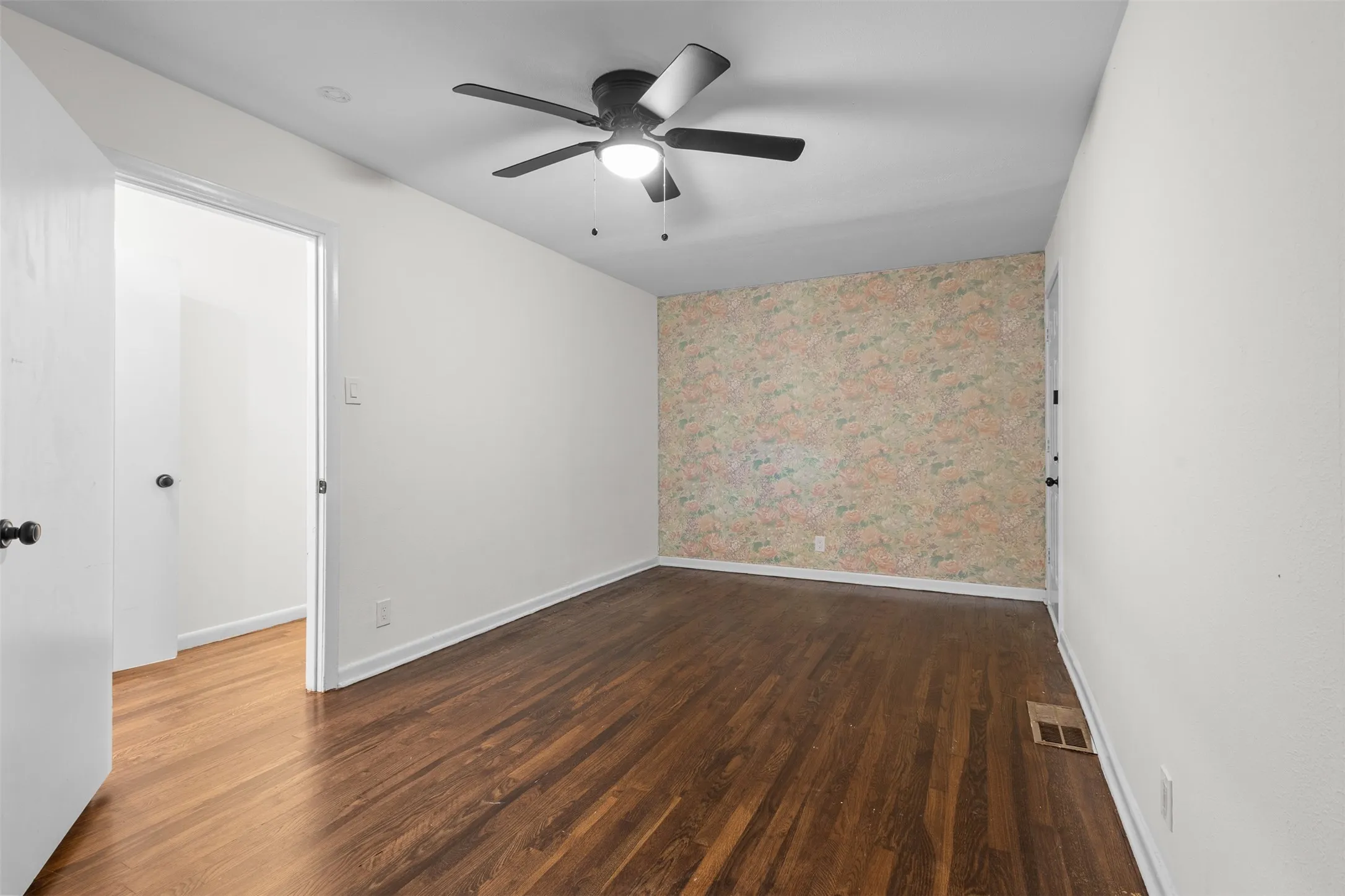 Single Family Residence For Rent in Tarrant County , 1110 Western Boulevard, Arlington, Texas 76013, 4 Bedroom, 3 Bathroom, 2 Garage spaces, 2,434 Sqft, built in 1952, mls#21358720, Real Estate Agent in Arlington, Homes For Rent in Tarrant county, Homes For Rent in Arlington, Realtor in Arlington Texas, Real Estate Brokerage Independent Realty Texas, Luminita Cordes Realtor
