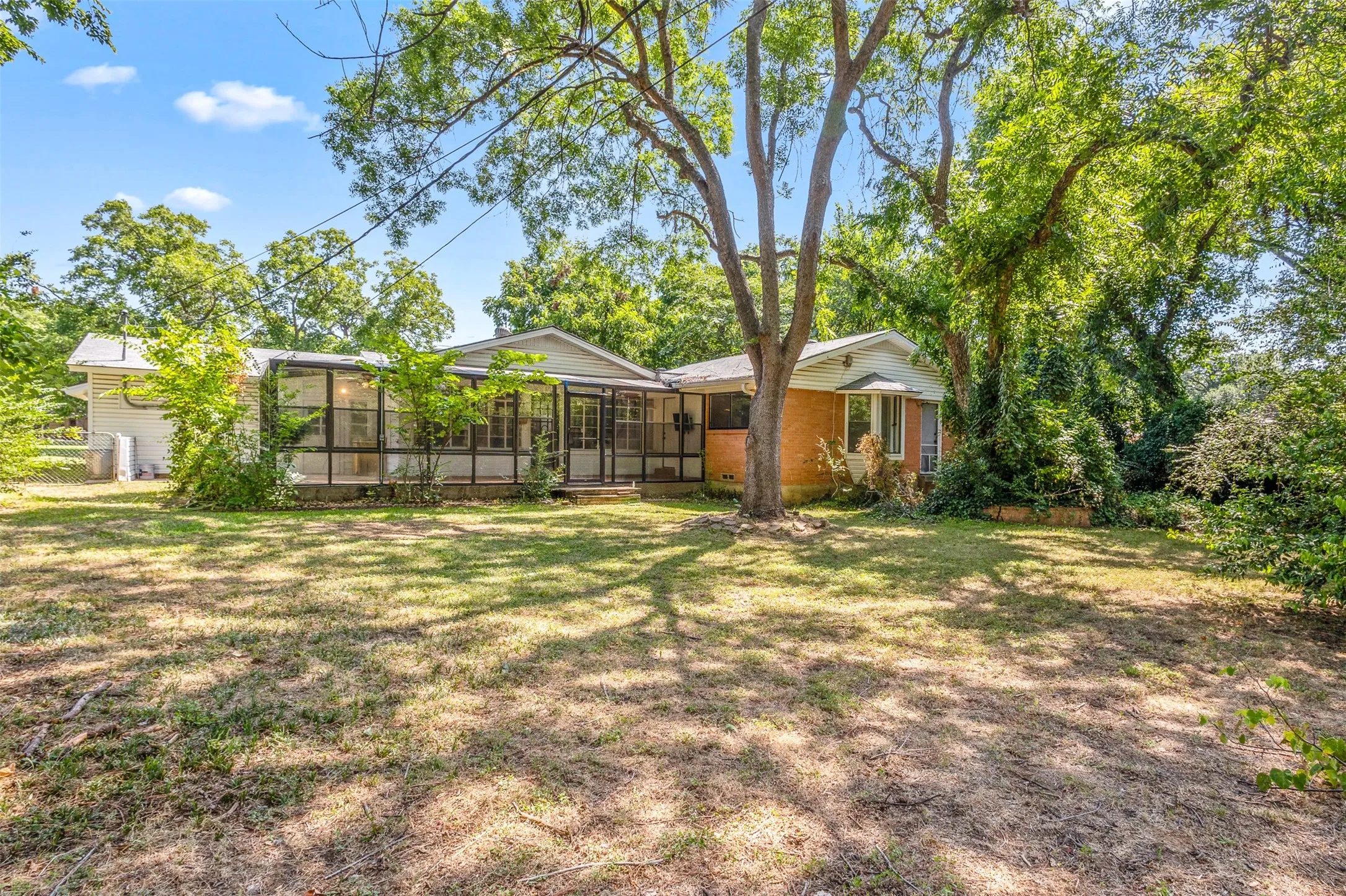 Single Family Residence For Rent in Tarrant County , 1110 Western Boulevard, Arlington, Texas 76013, 4 Bedroom, 3 Bathroom, 2 Garage spaces, 2,434 Sqft, built in 1952, mls#21358720, Real Estate Agent in Arlington, Homes For Rent in Tarrant county, Homes For Rent in Arlington, Realtor in Arlington Texas, Real Estate Brokerage Independent Realty Texas, Luminita Cordes Realtor