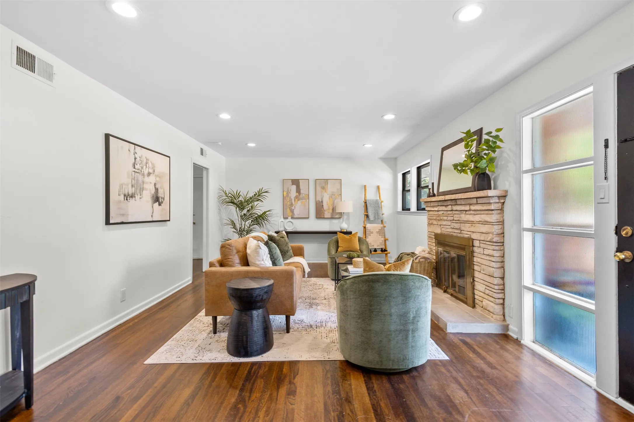 Single Family Residence For Rent in Tarrant County , 1110 Western Boulevard, Arlington, Texas 76013, 4 Bedroom, 3 Bathroom, 2 Garage spaces, 2,434 Sqft, built in 1952, mls#21358720, Real Estate Agent in Arlington, Homes For Rent in Tarrant county, Homes For Rent in Arlington, Realtor in Arlington Texas, Real Estate Brokerage Independent Realty Texas, Luminita Cordes Realtor