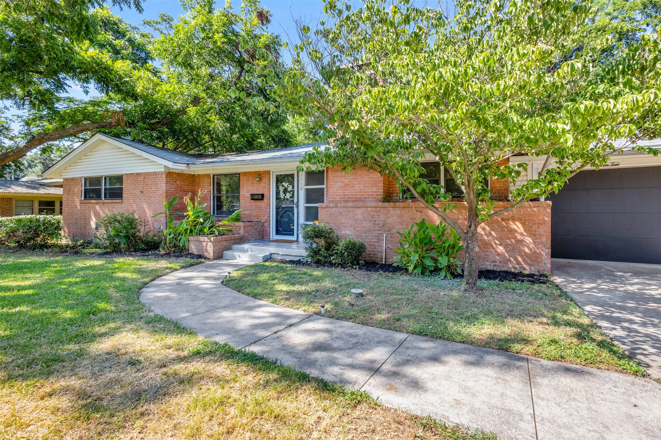 Single Family Residence For Rent in Tarrant County , 1110 Western Boulevard, Arlington, Texas 76013, 4 Bedroom, 3 Bathroom, 2 Garage spaces, 2,434 Sqft, built in 1952, mls#21358720, Real Estate Agent in Arlington, Homes For Rent in Tarrant county, Homes For Rent in Arlington, Realtor in Arlington Texas, Real Estate Brokerage Independent Realty Texas, Luminita Cordes Realtor