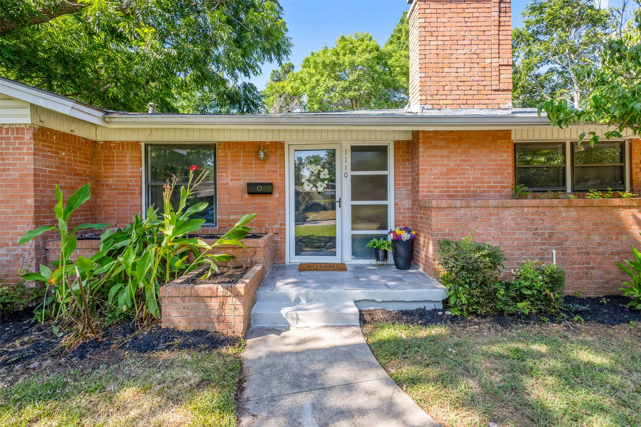 Single Family Residence For Rent in Tarrant County , 1110 Western Boulevard, Arlington, Texas 76013, 4 Bedroom, 3 Bathroom, 2 Garage spaces, 2,434 Sqft, built in 1952, mls#21358720, Real Estate Agent in Arlington, Homes For Rent in Tarrant county, Homes For Rent in Arlington, Realtor in Arlington Texas, Real Estate Brokerage Independent Realty Texas, Luminita Cordes Realtor