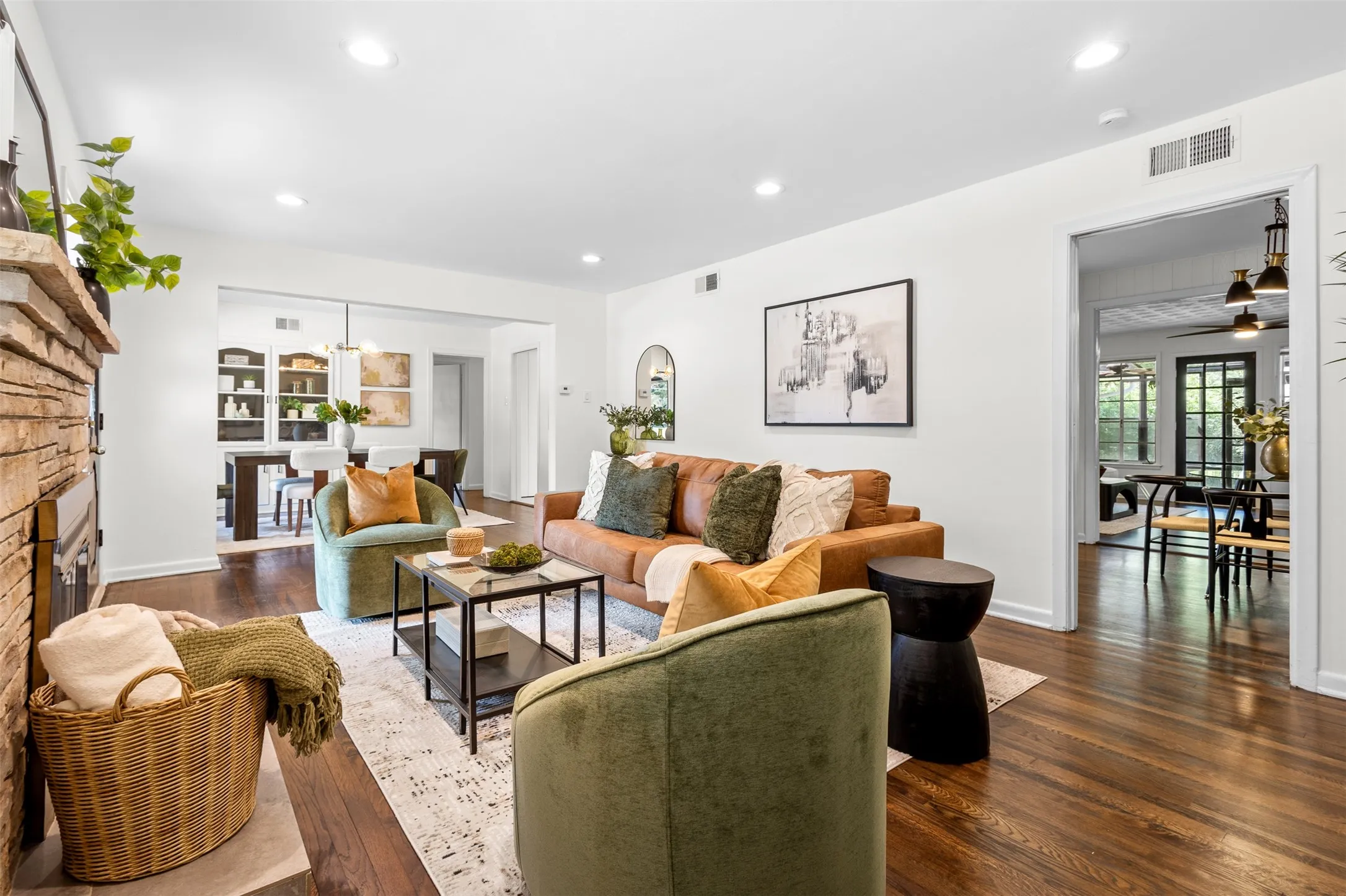 Single Family Residence For Rent in Tarrant County , 1110 Western Boulevard, Arlington, Texas 76013, 4 Bedroom, 3 Bathroom, 2 Garage spaces, 2,434 Sqft, built in 1952, mls#21358720, Real Estate Agent in Arlington, Homes For Rent in Tarrant county, Homes For Rent in Arlington, Realtor in Arlington Texas, Real Estate Brokerage Independent Realty Texas, Luminita Cordes Realtor
