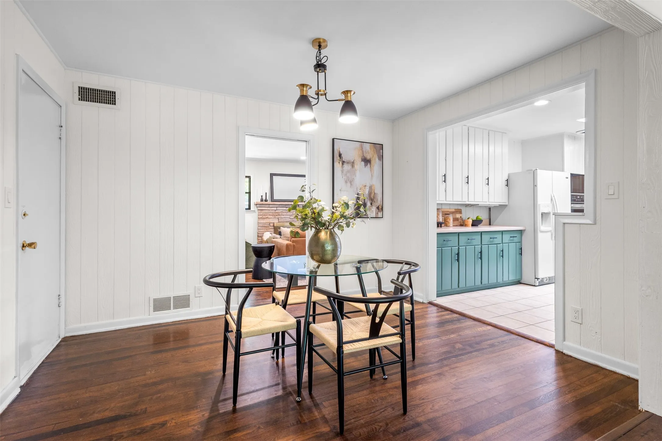 Single Family Residence For Rent in Tarrant County , 1110 Western Boulevard, Arlington, Texas 76013, 4 Bedroom, 3 Bathroom, 2 Garage spaces, 2,434 Sqft, built in 1952, mls#21358720, Real Estate Agent in Arlington, Homes For Rent in Tarrant county, Homes For Rent in Arlington, Realtor in Arlington Texas, Real Estate Brokerage Independent Realty Texas, Luminita Cordes Realtor