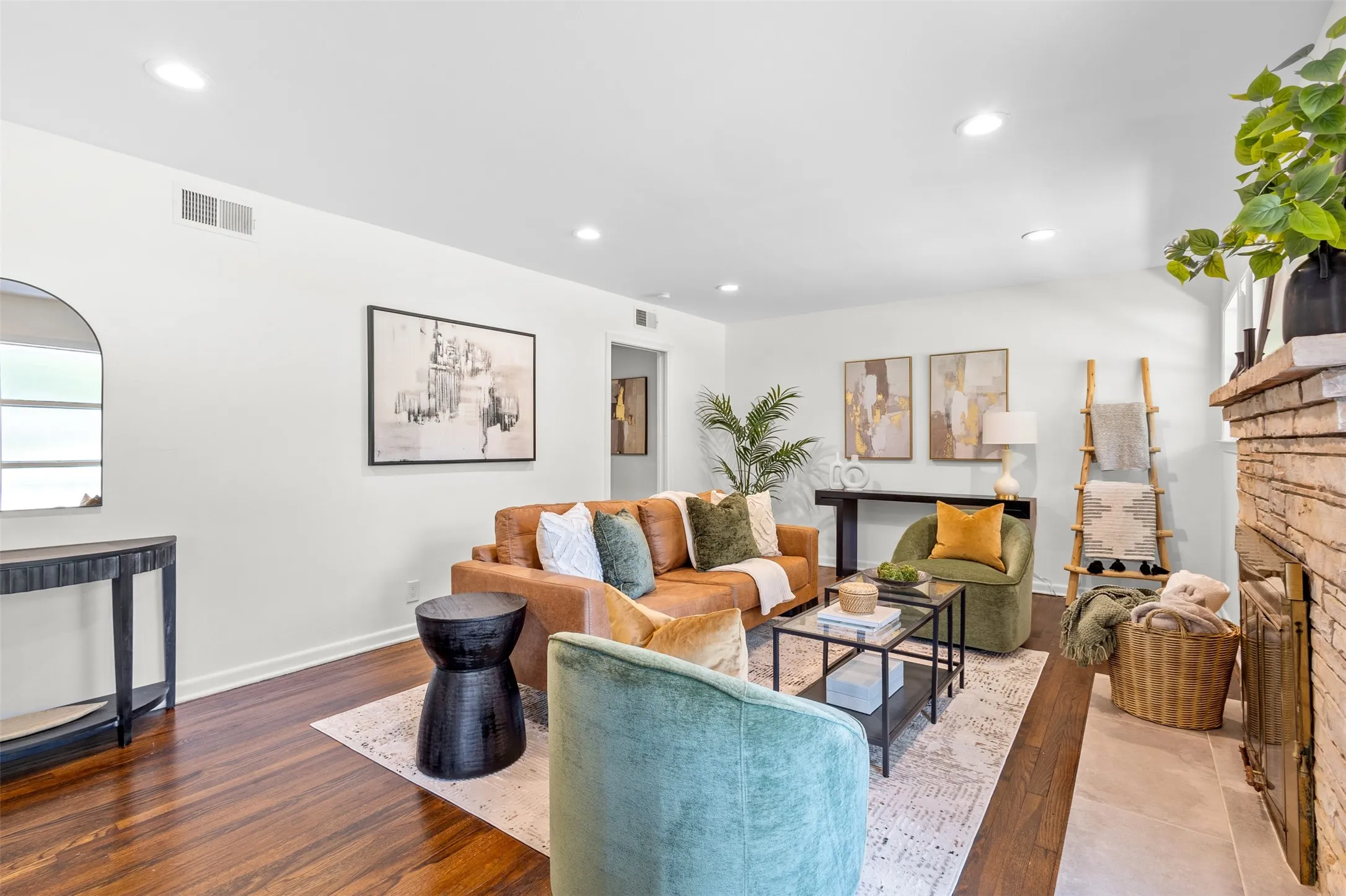 Single Family Residence For Rent in Tarrant County , 1110 Western Boulevard, Arlington, Texas 76013, 4 Bedroom, 3 Bathroom, 2 Garage spaces, 2,434 Sqft, built in 1952, mls#21358720, Real Estate Agent in Arlington, Homes For Rent in Tarrant county, Homes For Rent in Arlington, Realtor in Arlington Texas, Real Estate Brokerage Independent Realty Texas, Luminita Cordes Realtor