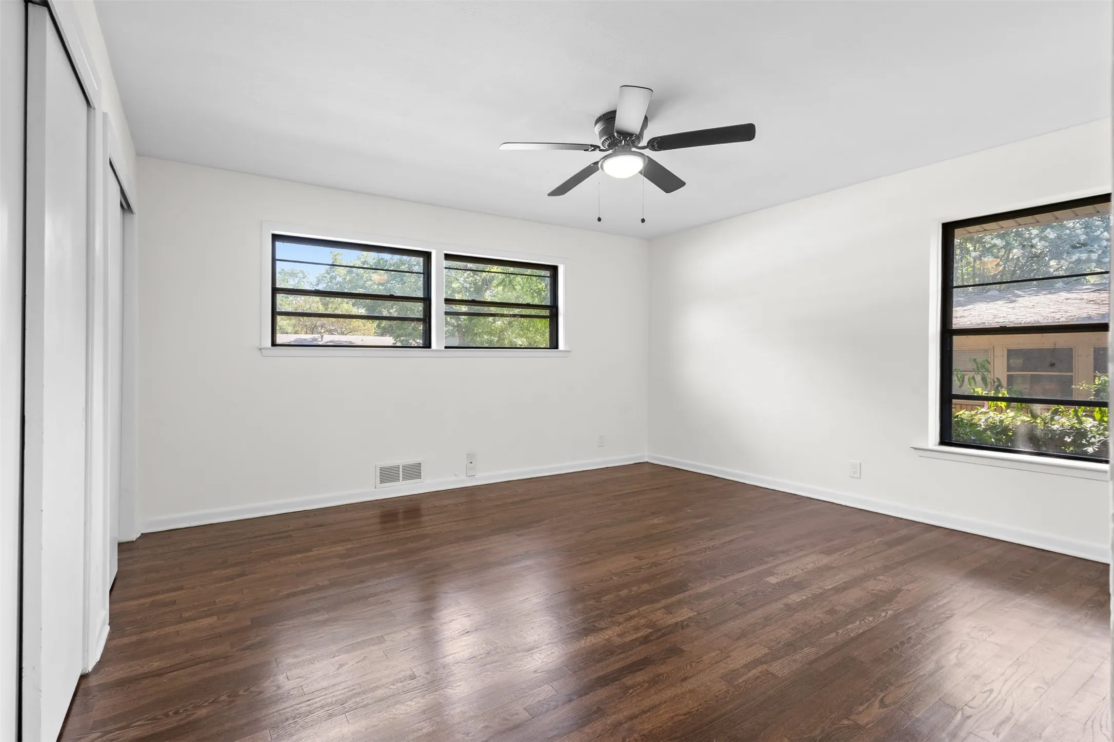 Single Family Residence For Rent in Tarrant County , 1110 Western Boulevard, Arlington, Texas 76013, 4 Bedroom, 3 Bathroom, 2 Garage spaces, 2,434 Sqft, built in 1952, mls#21358720, Real Estate Agent in Arlington, Homes For Rent in Tarrant county, Homes For Rent in Arlington, Realtor in Arlington Texas, Real Estate Brokerage Independent Realty Texas, Luminita Cordes Realtor