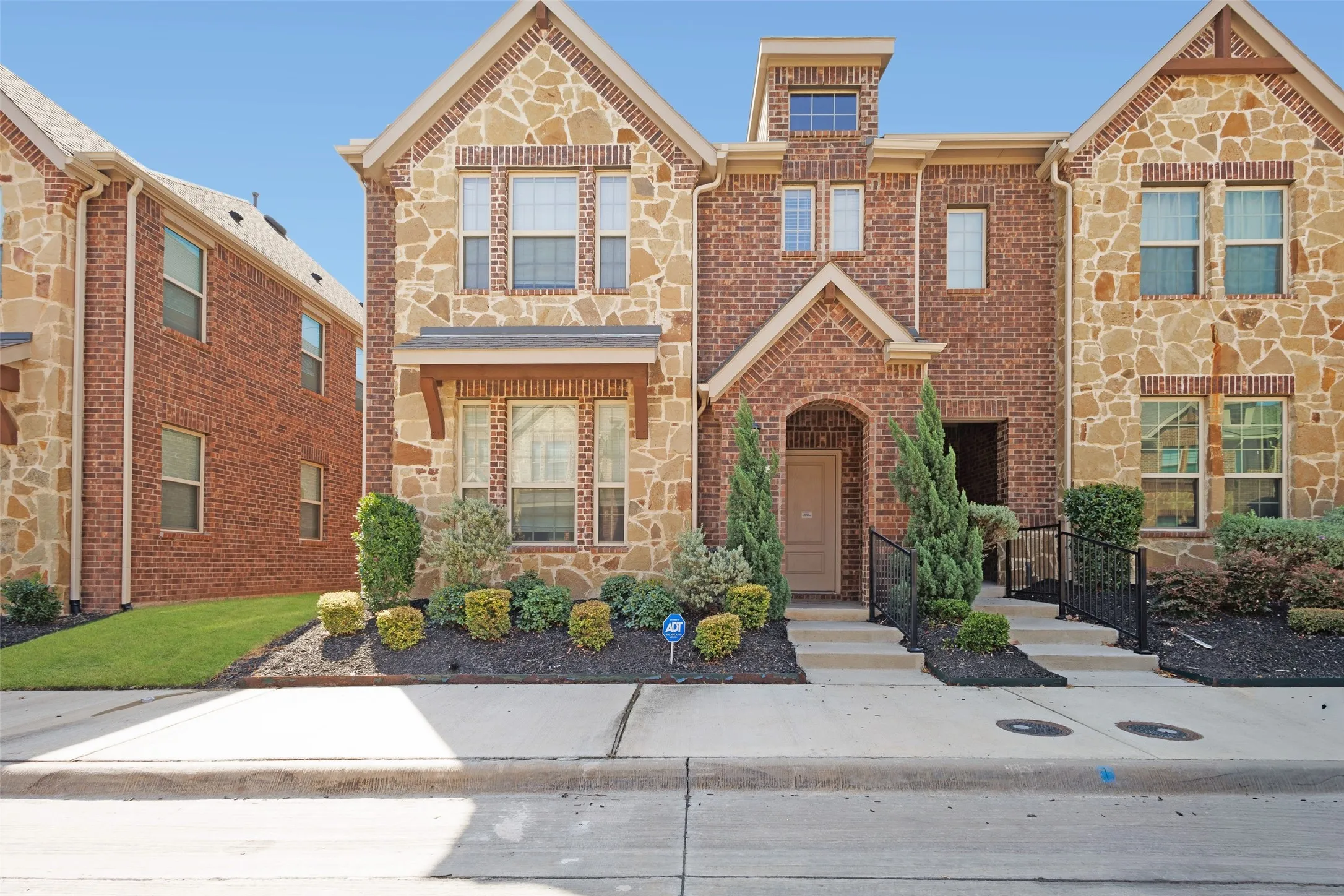 Townhouse For Sale in Dallas County , 2244 Lasso Court, Mesquite, Texas 75149, 3 Bedroom, 3 Bathroom, 2 Garage spaces, 1,815 Sqft, built in 2021, mls#21356512, Real Estate Agent in Mesquite, Homes For Sale in Dallas county, Homes For Sale in Mesquite, Realtor in Mesquite Texas, Real Estate Brokerage Independent Realty Texas, Luminita Cordes Realtor