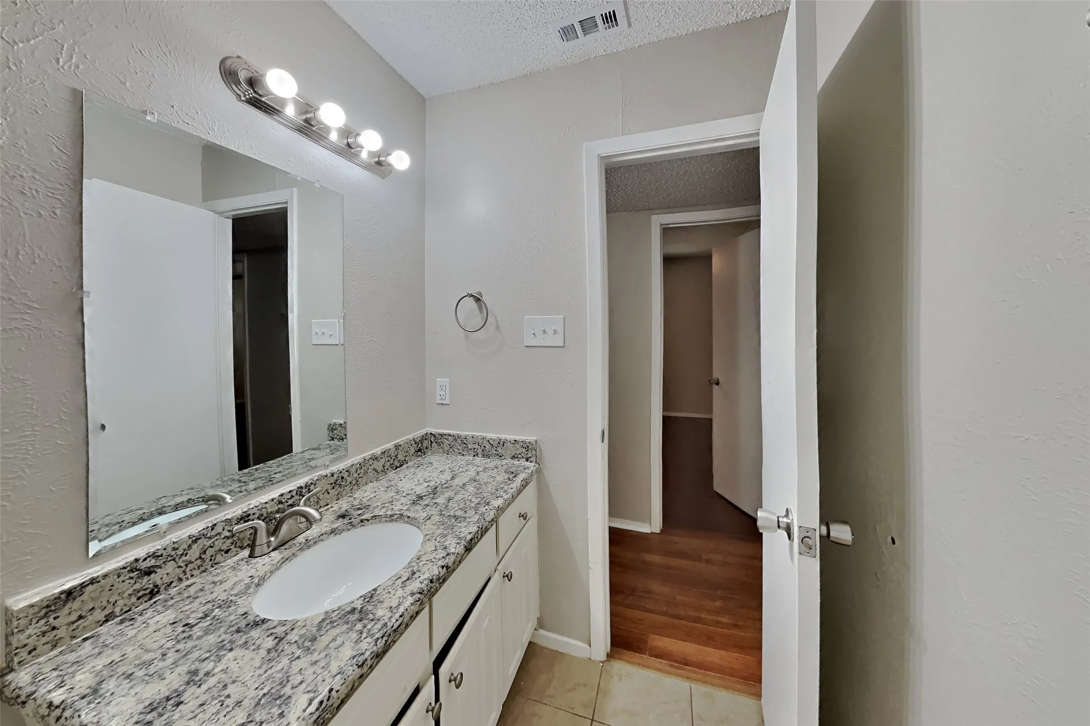 Single Family Residence For Rent in Tarrant County , 4208 Selina Court, Arlington, Texas 76016, 3 Bedroom, 2 Bathroom, 2 Garage spaces, 1,475 Sqft, built in 1979, mls#21358738, Real Estate Agent in Arlington, Homes For Rent in Tarrant county, Homes For Rent in Arlington, Realtor in Arlington Texas, Real Estate Brokerage Independent Realty Texas, Luminita Cordes Realtor
