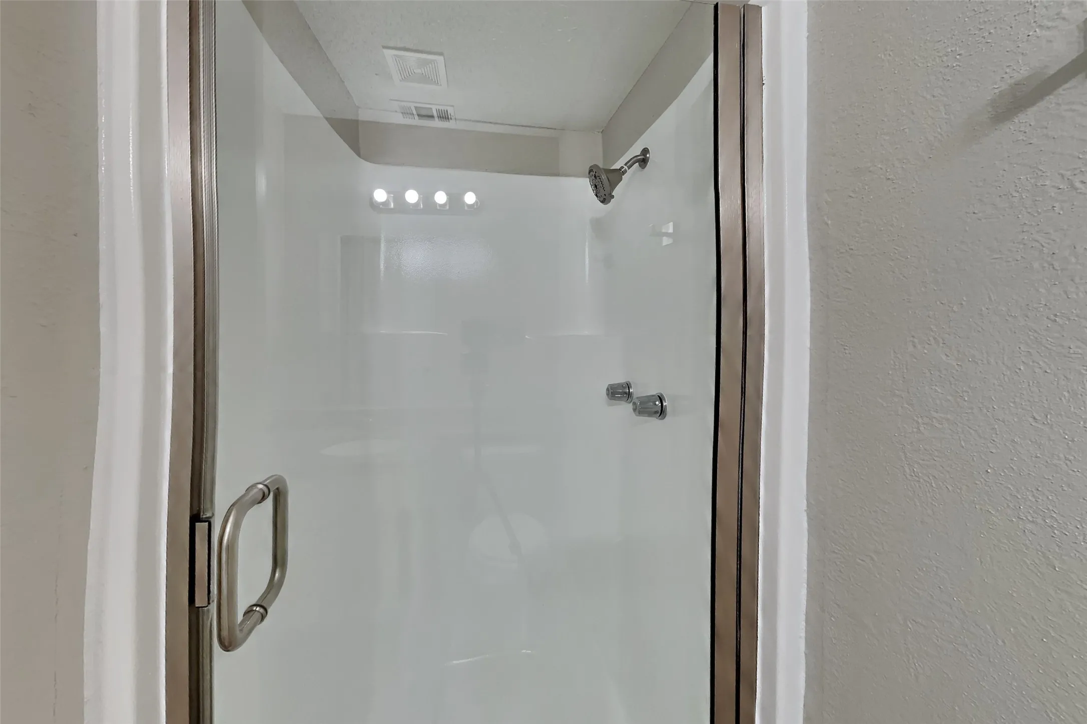 Single Family Residence For Rent in Tarrant County , 4208 Selina Court, Arlington, Texas 76016, 3 Bedroom, 2 Bathroom, 2 Garage spaces, 1,475 Sqft, built in 1979, mls#21358738, Real Estate Agent in Arlington, Homes For Rent in Tarrant county, Homes For Rent in Arlington, Realtor in Arlington Texas, Real Estate Brokerage Independent Realty Texas, Luminita Cordes Realtor