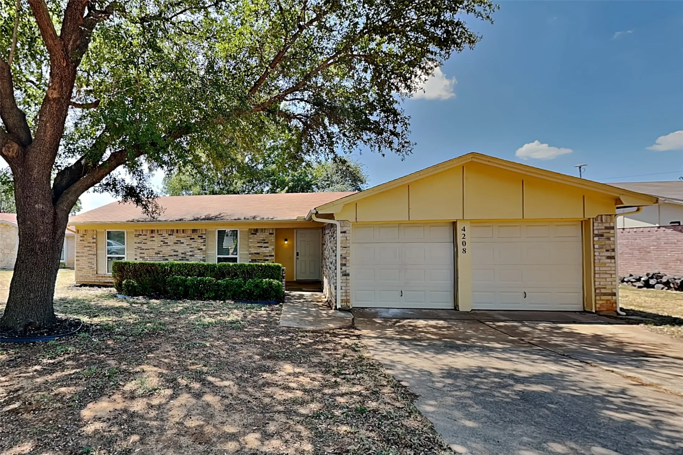 Single Family Residence For Rent in Tarrant County , 4208 Selina Court, Arlington, Texas 76016, 3 Bedroom, 2 Bathroom, 2 Garage spaces, 1,475 Sqft, built in 1979, mls#21358738, Real Estate Agent in Arlington, Homes For Rent in Tarrant county, Homes For Rent in Arlington, Realtor in Arlington Texas, Real Estate Brokerage Independent Realty Texas, Luminita Cordes Realtor